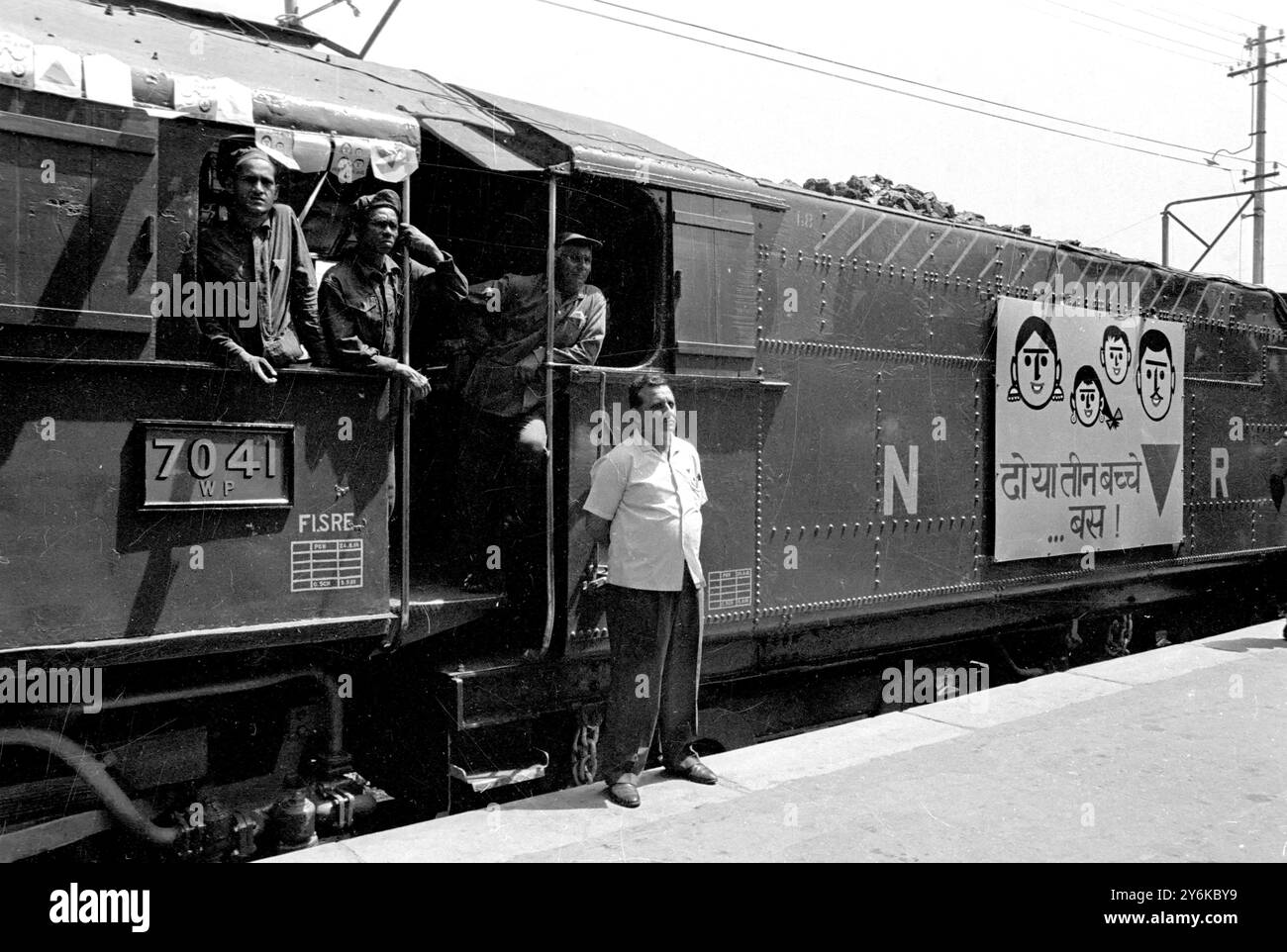 New Delhi, Indien : la publicité à grande échelle est la nouvelle méthode des planificateurs familiaux de l'Inde. En utilisant la locomotive crack Punjab 'Flying mail' décorée d'une affiche disant 'deux ou trois enfants, pas plus' est leur façon de porter la parole à la masse. La question est «qui peut lire la publicité sur le contrôle des naissances.. Quand il parcourt la campagne à environ 70 MPH (112 KM/H)....? 16 septembre 1968 Banque D'Images