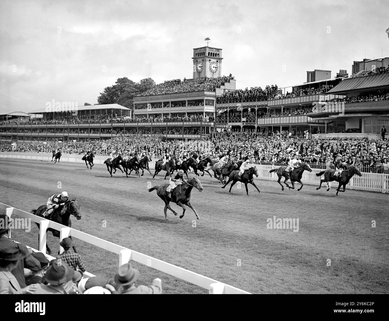 Ascot courses finale de la Royal Hunt Cup , remportée par Caerloptic ( sur rail , à gauche ) de Galsonia ( 2e , n°16, au centre ) le 14 juin 1939 Banque D'Images