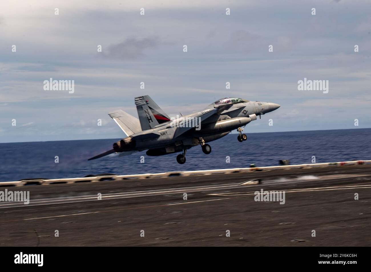 PHILIPPINE SEA (24 septembre 2024) un F/A-18F Super Hornet, attaché aux “Black Knights” du Strike Fighter Squadron (VFA) 154, décolle du vol Banque D'Images