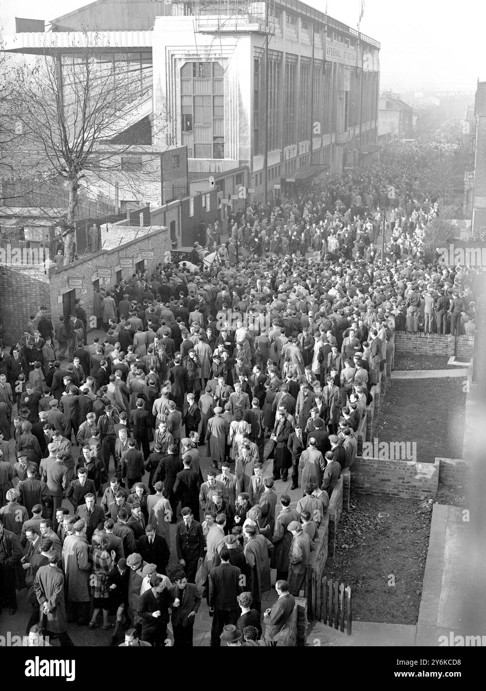 Environ 20 000 personnes ont été rejetées à Highbury, Londres aujourd'hui pour le match Arsenal contre Newcastle. Les billets ont été vendus il y a plus d'un mois et toutes les entrées du terrain ont été fermées une heure avant le début du match. Une section de la foule énorme qui a été rejetée au Highbury Stadium. 20 novembre 1948 Banque D'Images