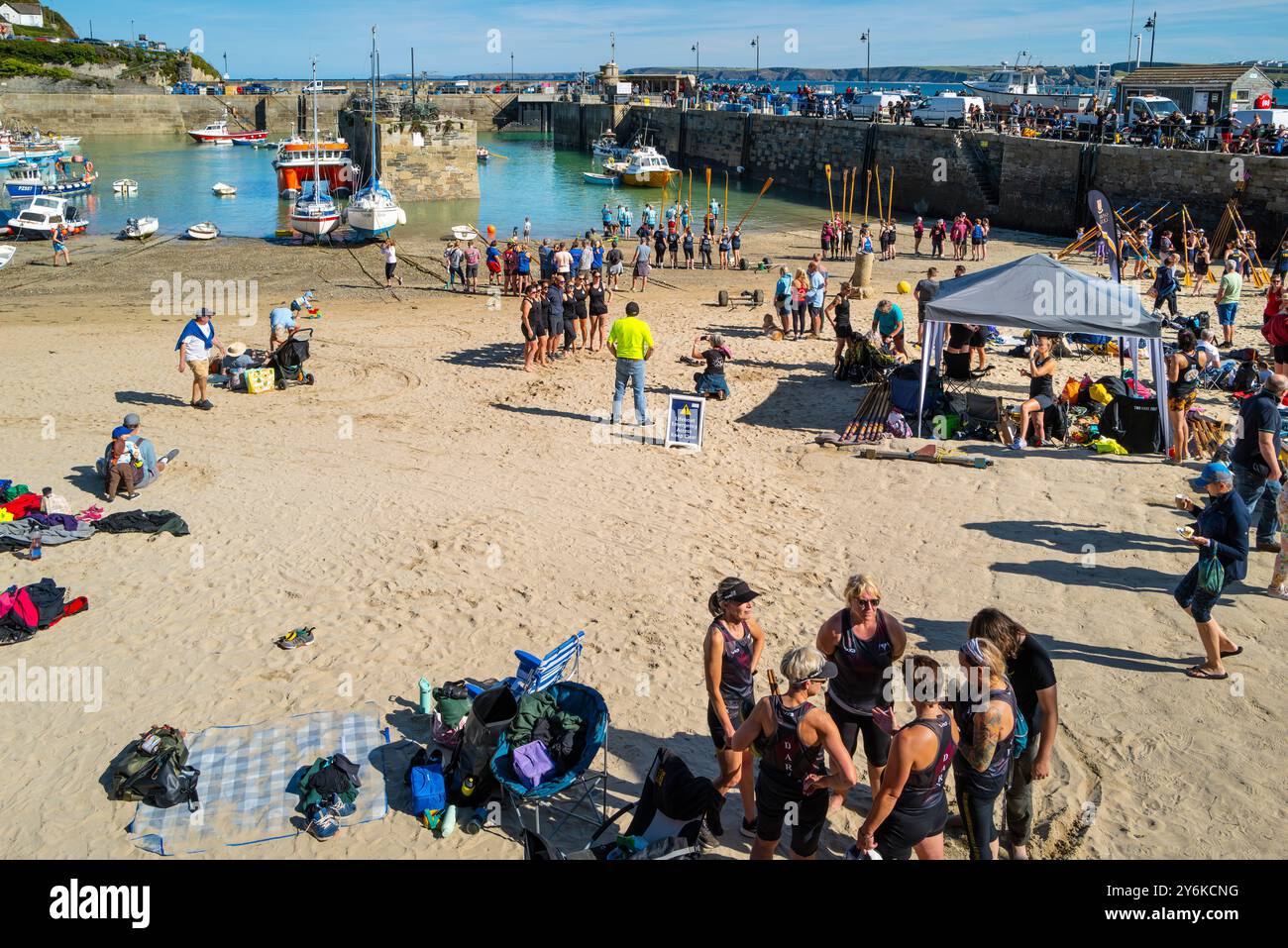 Les équipages pilotes se sont réunis pour les championnats féminins du comté de Newquay événement d'aviron Cornish Pilot Gig au port de Newquay à Newquay, en Cornouailles Banque D'Images