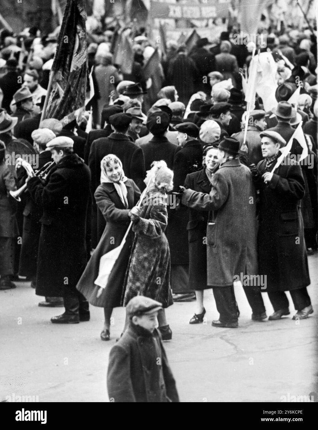 Pas du moins fatigué acclamant la parade à Moscou Russie le groupe grève et tout le monde commence à danser dans les rues 9 novembre 1959 Banque D'Images