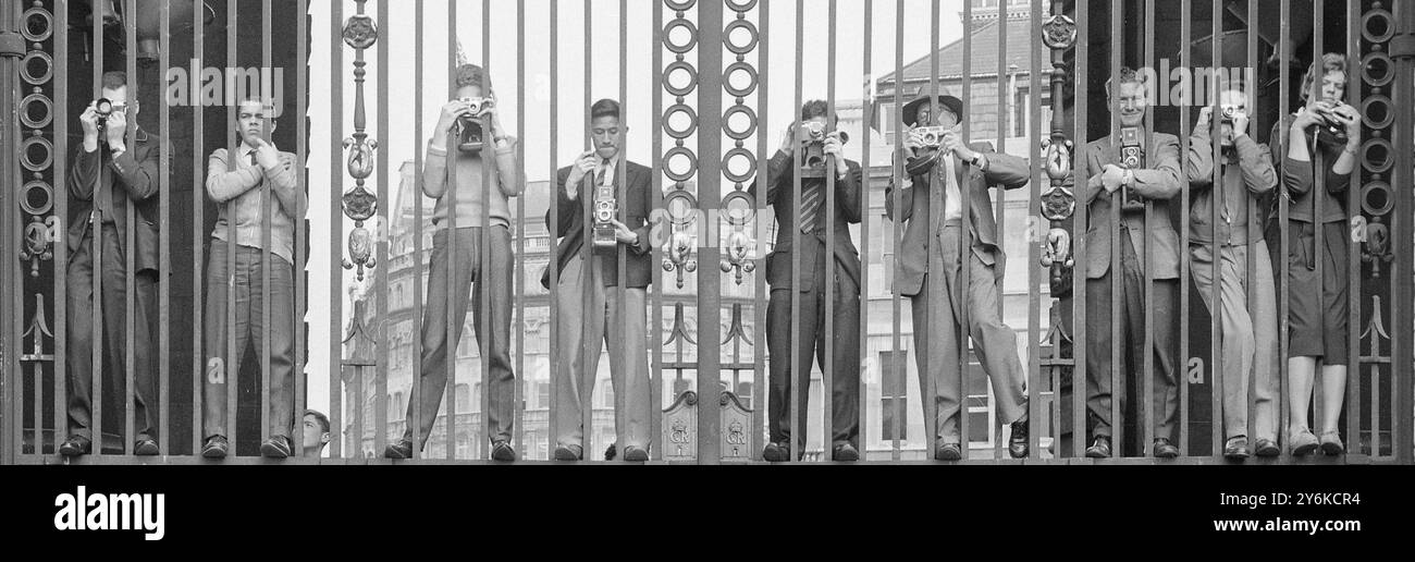6 mai 1960 - Londres , Angleterre le mariage de la princesse Margaret et Antony Armstrong-Jones photographes amateurs profitent d'une grande occasion en prenant des photos du Mall depuis les balustrades de la porte d'entrée du centre de l'Amiralty Arch Credit : TopFoto.co.uk Banque D'Images