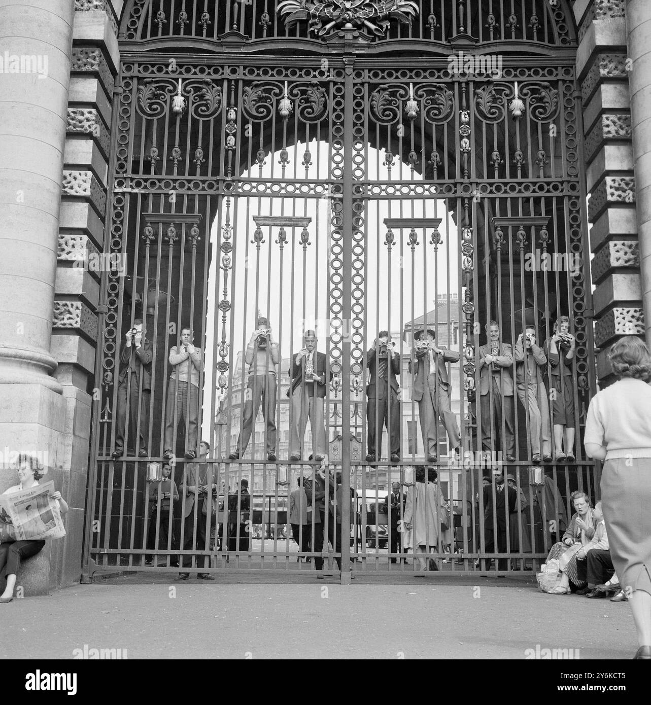 6 mai 1960 - Londres , Angleterre le mariage de la princesse Margaret et Antony Armstrong-Jones photographes amateurs profitent d'une grande occasion en prenant des photos du Mall depuis les balustrades de la porte d'entrée du centre de l'Amiralty Arch Credit : TopFoto.co.uk Banque D'Images