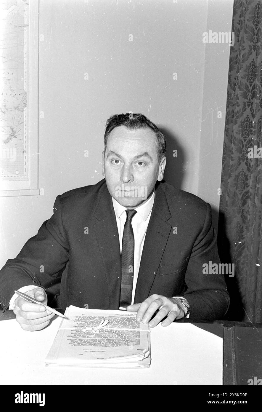 Londres : M. Maurice Foley, 41 ans, qui a été nommé sous-secrétaire parlementaire à la Royal Navy lors du remaniement gouvernemental de la semaine dernière, photographié aujourd'hui au ministère de la Défense. Le 11 janvier, lorsqu'il a pris son nouveau poste de £3 750, il succède à Lord Winterbottom. 11 janvier 1967 Banque D'Images