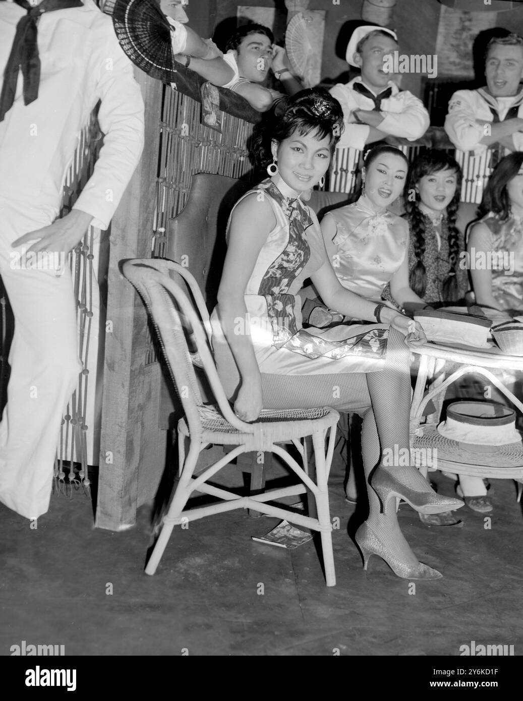 Les marins apprécient la compagnie de prostituées dans une maison close de Hong Kong dans la pièce THE WORLD OF SUZIE WONG - 13 novembre 1959. ©TopFoto Banque D'Images