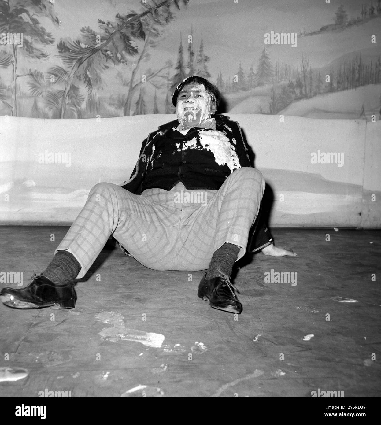 Keith Banks - répétant son rôle de Billy Bunter dans le SWISS ROLL de BILLY BUNTER a été frappé par une tarte à la crème anglaise très gooey lancée par le GANG FOU qui répétait leur dernier concert avant de se dissoudre - il ouvre le 23 décembre au Victoria Palace Theatre. ©TopFoto Banque D'Images