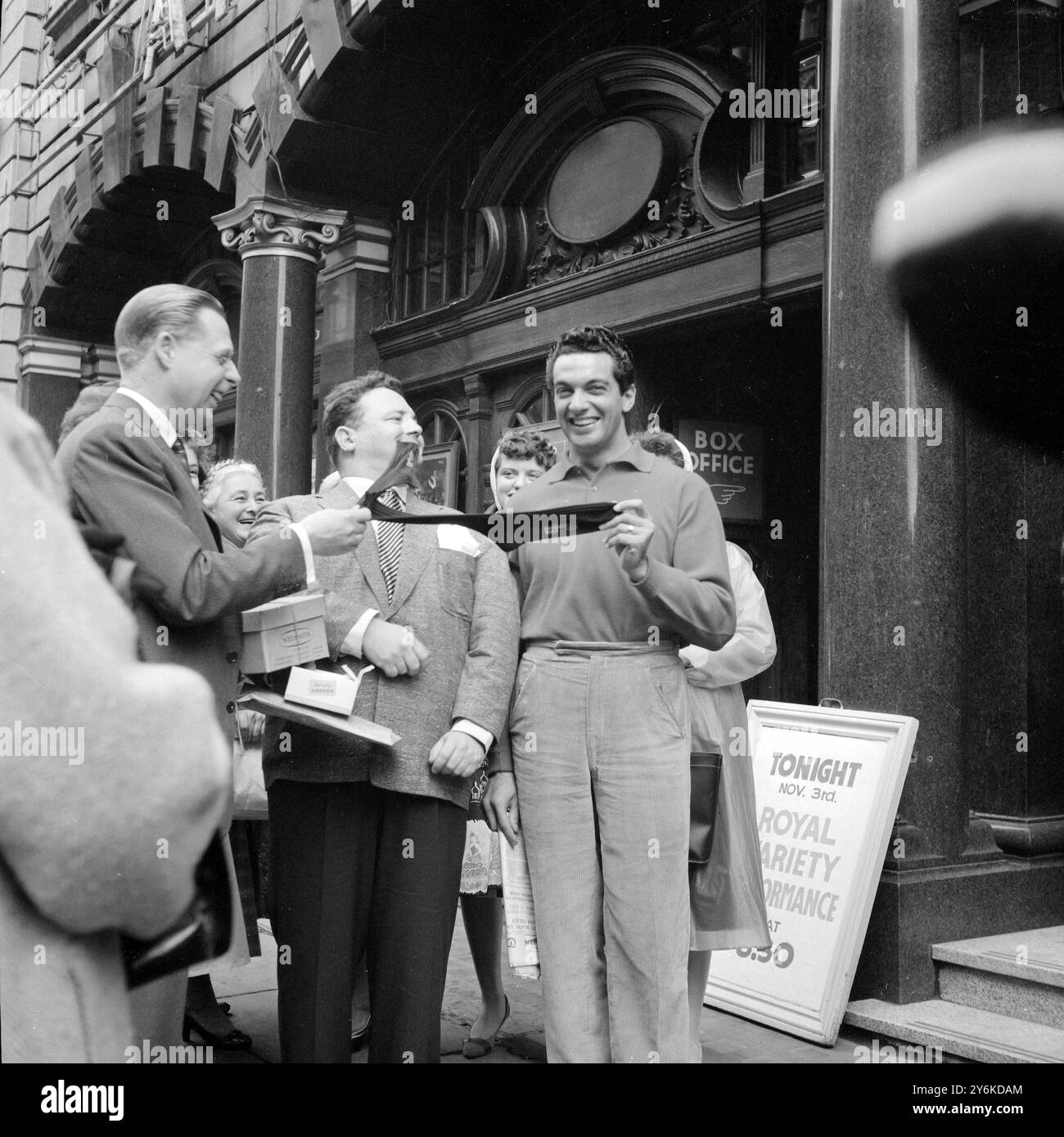 Le chanteur comédien HARRY SECOMBE lors des dernières répétitions du Royal Command Variety Show au London Coliseum. Avec lui, le chef d'orchestre CYRIL STAPLETON (à gauche) et la star chanteuse FRANKIE VAUGHAN (à droite). 3 novembre 1956 ©TopFoto Banque D'Images