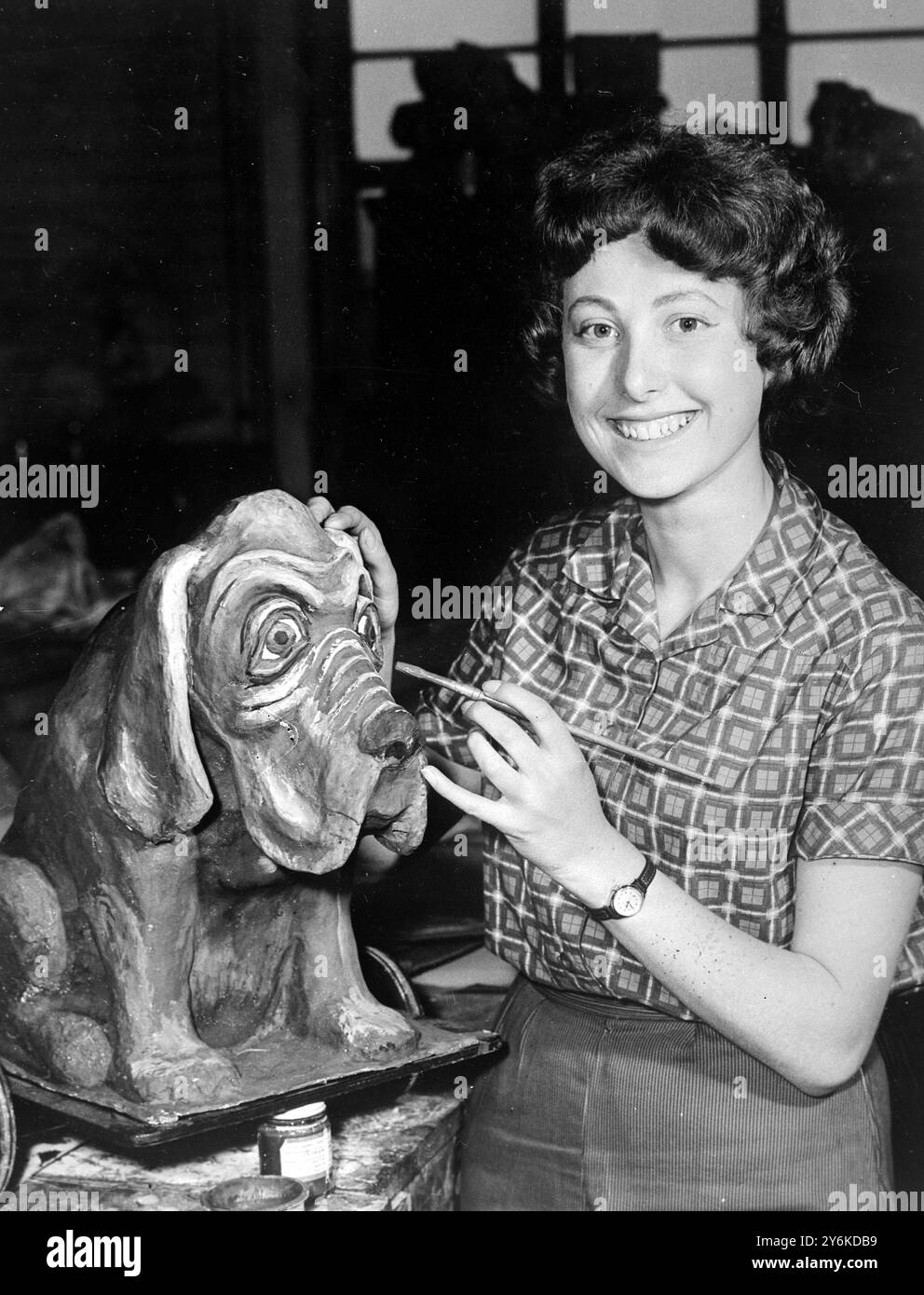 Papier Mache Bloodhound obtient une touche finale de peinture d'Ann Beverley en préparation pour une production de Midsummer Night's Dream de Shakespeare. - 23 mai 1959. ©TopFoto Banque D'Images
