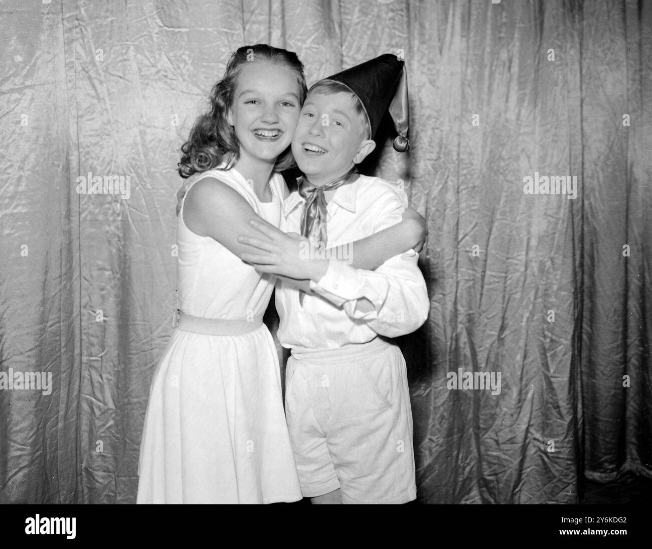 GLORIA JOHNSON, 15 ans, et COLIN SPAULL, 13 ans, lors des auditions finales au Princess Theatre pour un garçon acteur pour jouer Noddy et une fille actrice pour jouer Silky in NODDY IN TOYLAND d'Enid Blyton. 13 novembre 1957. ©TopFoto Banque D'Images