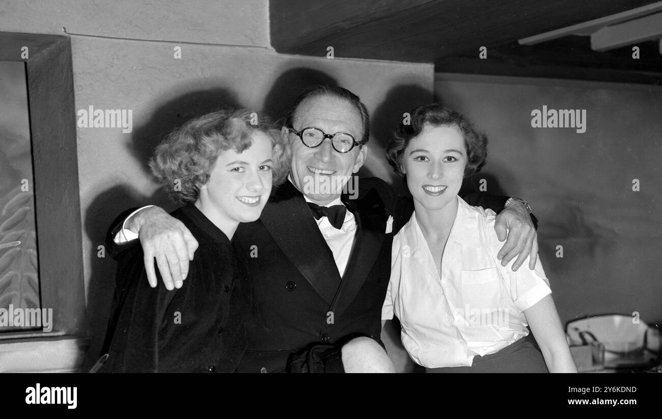 Le comique Arthur Askey est apparu sur la photo avec Wynne Bainbridge (à gauche) de Selby et Hilda Copeland de York lors de la répétition générale pour la Royal Varity performance qui a lieu au London palladium - 1er novembre 1954. ©TopFoto Banque D'Images