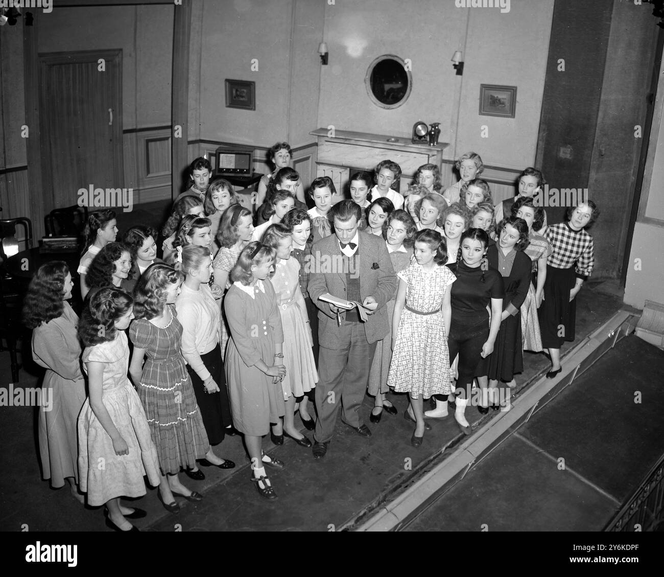 Roberta Woolley, 16 ans de Littlehampton, Sussex, a récité le rôle de Wendy dans la pièce PETER PAN DE J. M. Barrie pour le producteur John Fernald au Fortune Theatre de Londres. Plus de 100 jeunes aspirants pour la partie convoitée entourent le producteur en attendant leur tour pour l'audition. Peter Pan ouvre au Théâtre de la Scala la veille du réveillon de Noël - photo prise le 27 octobre 1954. ©TopFoto Banque D'Images