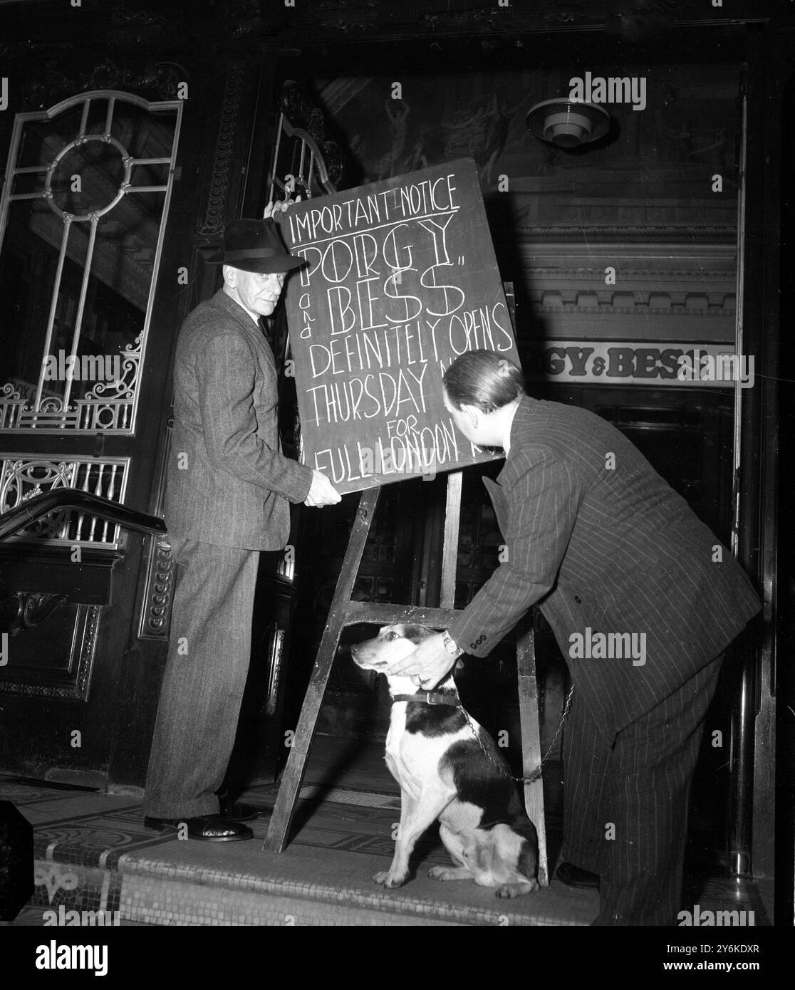 Jimmy Matthews, portier du Stoll Theatre, pose la craie à l'extérieur du théâtre, dans le Kingsway de Londres, disant que l'opéra PORGY AND BESS de George Gershwin sera définitivement ouvert pour la course londonienne, défiant ainsi l'interdiction du syndicat des musiciens britanniques à l'encontre du chef d'orchestre américain Alexander Smallens. Le syndicat a déclaré que, à moins qu'un chef d'orchestre anglais ne prenne la relève, ils ne laisseraient pas leurs hommes jouer. M.R. Blevins Davis, le producteur américain de la série est déterminé à jouer sa saison, mais il serait dans une position difficile si l'union retirait l'orchestre. L'Union des musiciens a relâché leur BA Banque D'Images