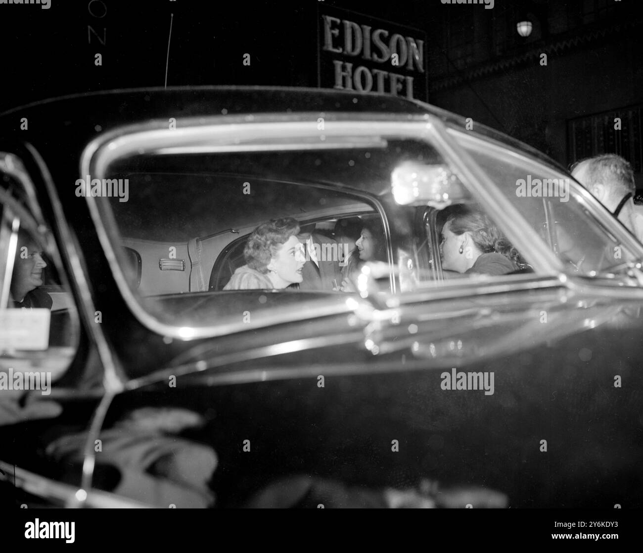 L'actrice britannique DEBORAH KERR arrivant à l'hôtel Edison joue dans la pièce de Broadway TEA & SYMPATHY NEW YORK 1956 Banque D'Images