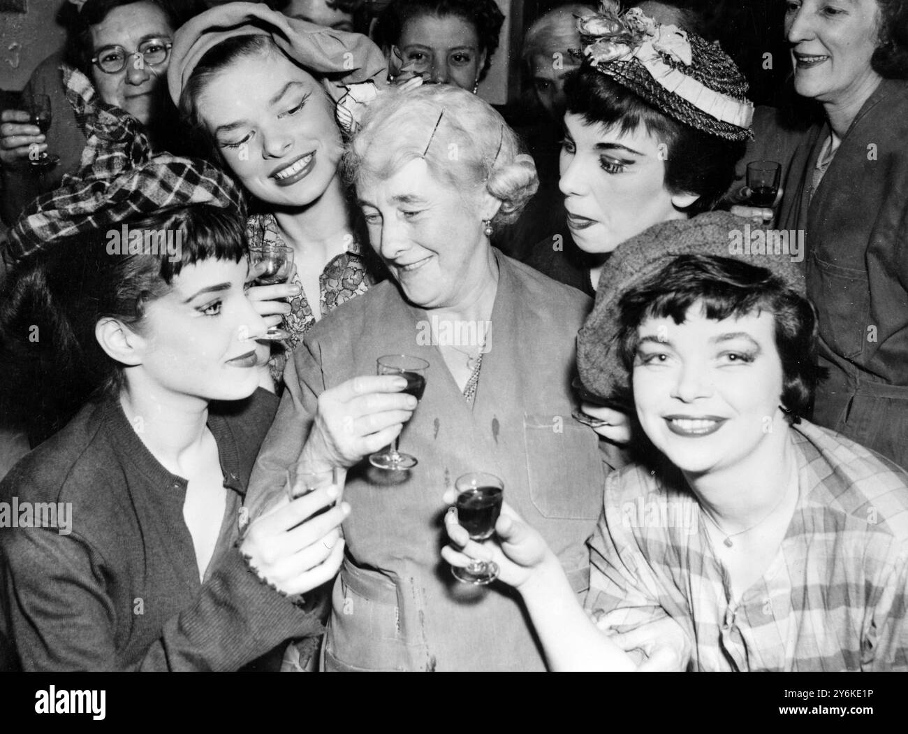 Les charmes de scène des COQUES ET le spectacle de CHAMPAGNE au King's Theatre de Hammersmith portent un toast à une vraie charmeuse Mme Sullivan (64 ans) qui, en février, travaillera à l'hôtel de ville de Hammersmith depuis 20 ans. Avec MRS Sullivan en coulisses au théâtre sont (de gauche à droite) Ruth Hillary, Christine Lubkz, Elisbeth Seal et Diana Monks - 19 octobre 1954. Banque D'Images