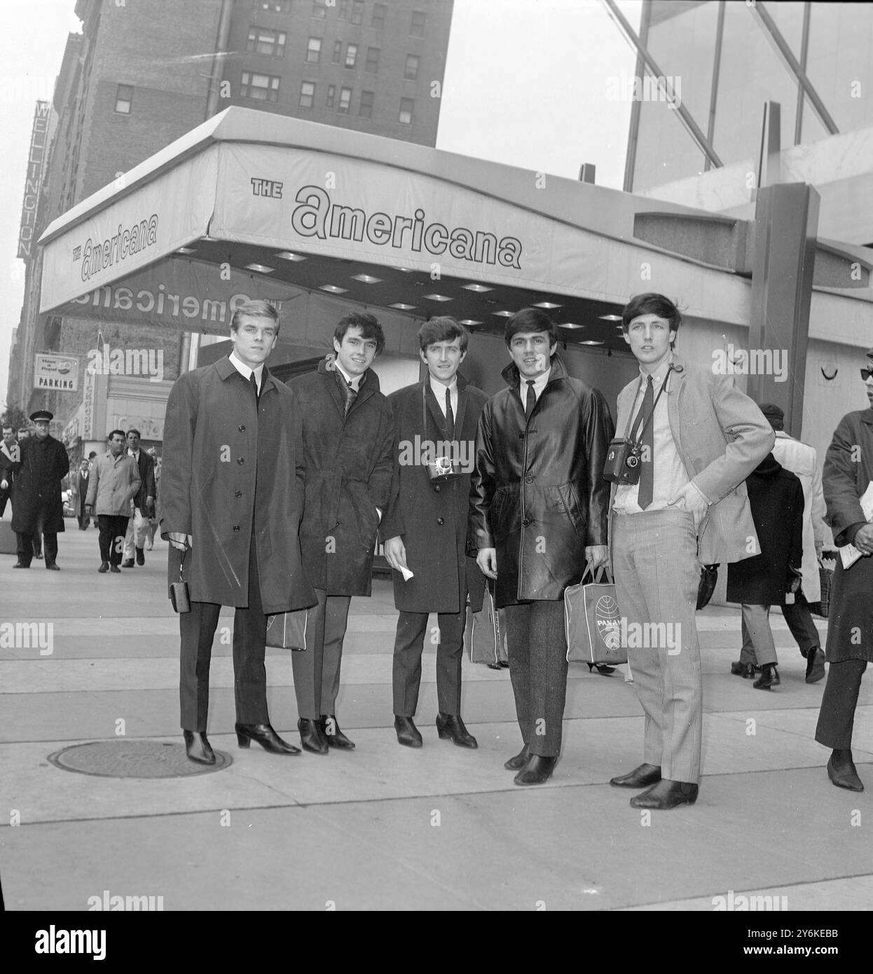 New York : sur la photo à l'extérieur de l'hôtel américain, ici hier, se trouve le Dave Clark Five, de Tottenham, à Londres. Le groupe de tête des charts est ici pour apparaître sur le Ed Sullivan Show le 8 mars. De gauche à droite ; Lenny Davidson ; Dennis Payton Rick Huxley ; Dave Clark et Mike Smith. 5 mars 1964 Banque D'Images