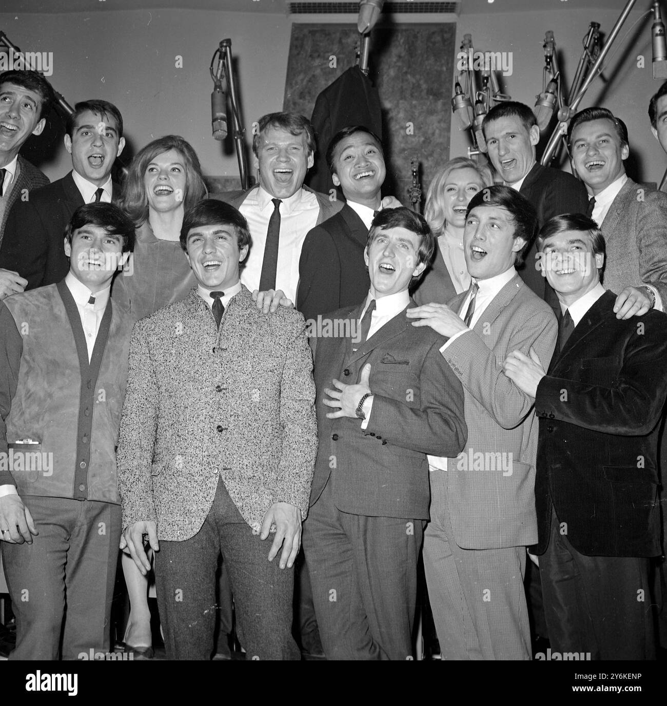 New York : la dernière exportation britannique de rouleaux vers les États-Unis, le Dave Clark Five de Londres, se joint aux voix du populaire groupe américain, le Christy Minstrels, dans les bureaux de Columbia Records ici, le 4 mars. Les membres de Dave Clark sont (de gauche à droite, au premier plan) Dennis Payton : Dave Clark : Rick Huxley ; Mike Smith et Lenny Davidson. Le British Group is Here on Holiday s'ajoute à l'émission Ed Sullivan le 8 mars. 6 mars 1964 Banque D'Images