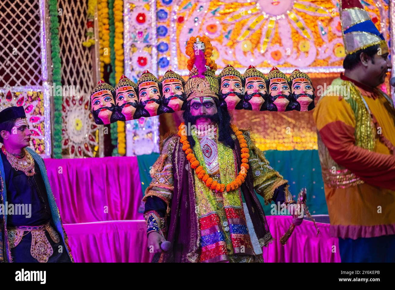 Portrait des artistes indiens jouant des personnages du livre sacré hindou ramayana in ramlila pendant le festival dussehra. Banque D'Images