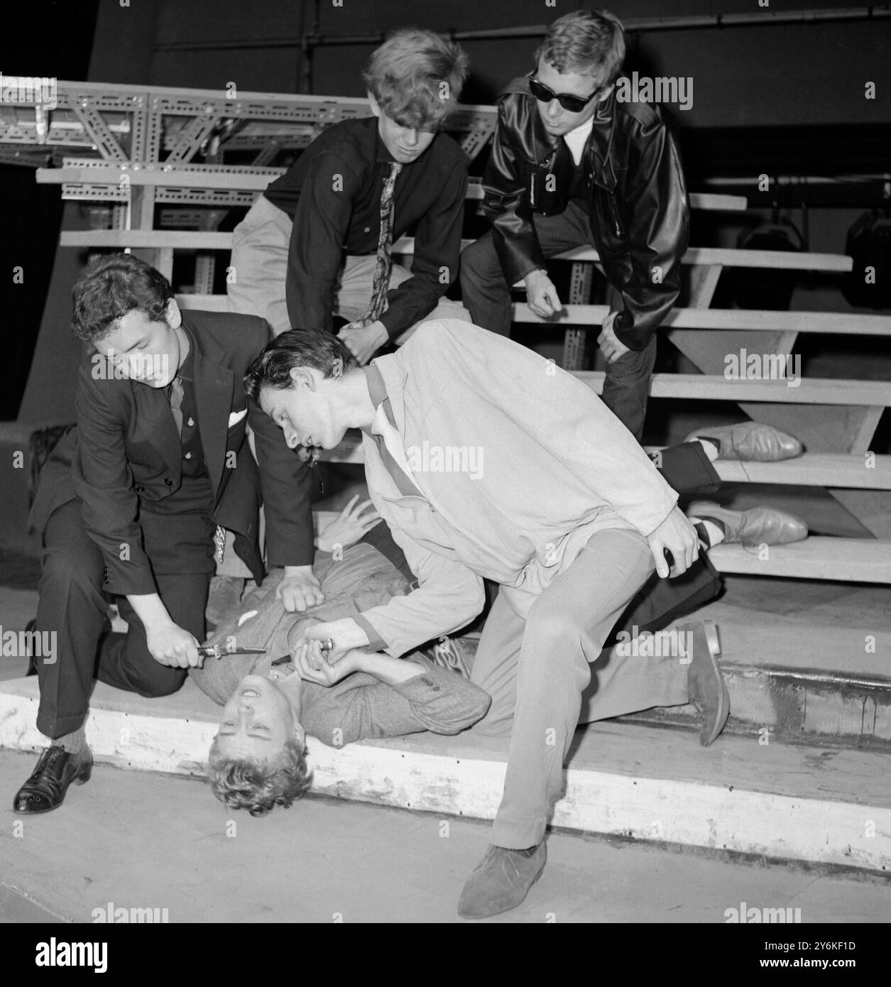 L'assassinat de Jules César , dans une adaptation moderne , par le Théâtre de la Jeunesse au Théâtre de la Reine , Shaftesbury Avennue , Londres . La distribution est composée de garçons et de filles âgés de 15 à 21 ans issus de 50 écoles et collèges différents. Il s'agit de la cinquième production annuelle depuis la fondation du Théâtre de la jeunesse en 1956. Dans cette scène Sinna , le poète , interprété par Pat Morton , est attaqué par des citoyens de Rome , habillés dans la mode des garçons en peluche : Gary Grant , C Bond , Brian Eatwell , et Michael Luckins . 9 août 1960 Banque D'Images