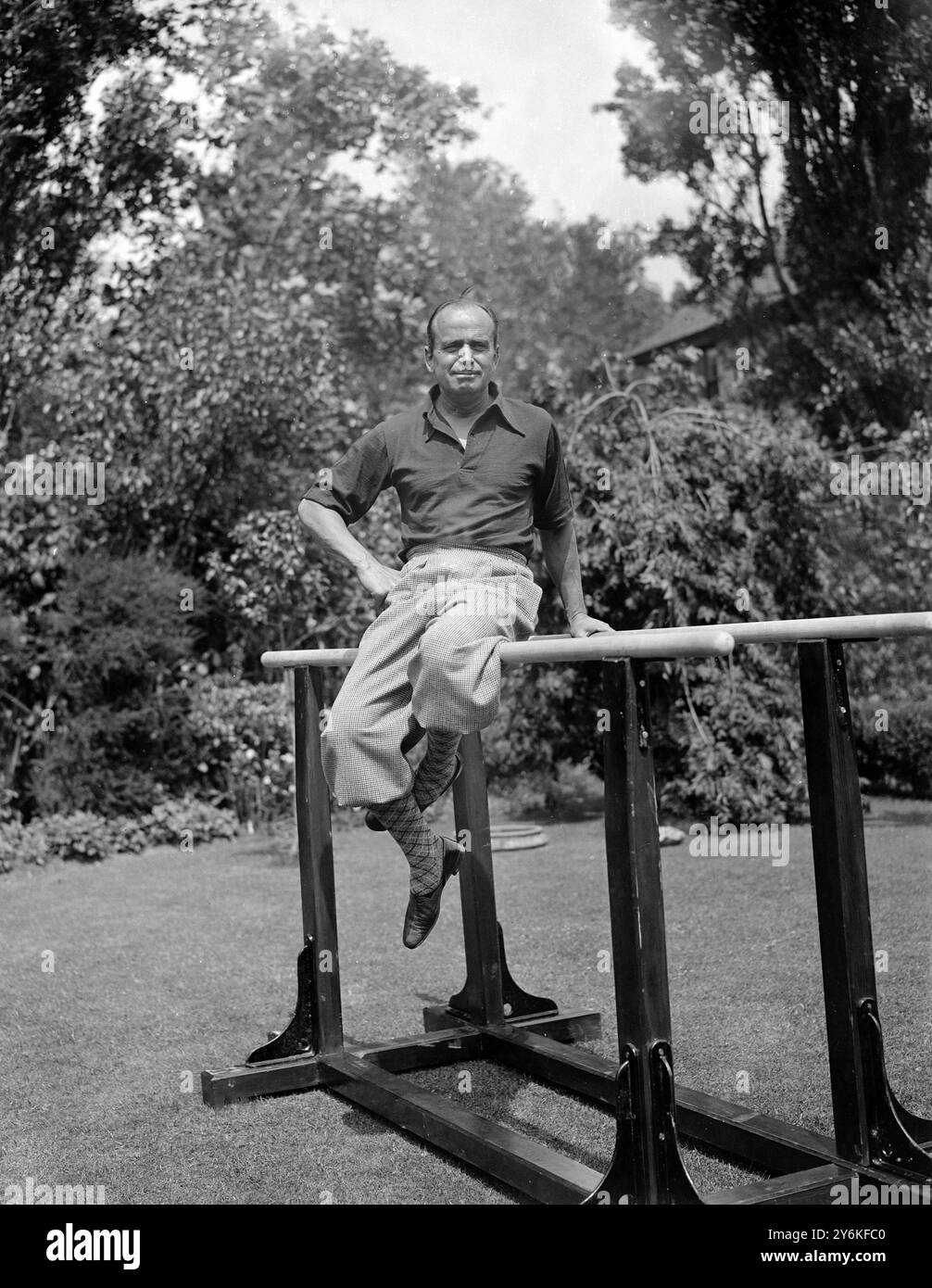 Frinton - M. Douglas Fairbanks photographié pendant ses vacances à Frinton (l'invité du capitaine Buckmaster) - Douglas Fairbanks (23 mai 1883 - 12 décembre 1939) était un acteur américain, scénariste, réalisateur et producteur, qui s'est fait remarquer pour ses rôles de swashbuckling dans les films muets 17 juillet 1929 Banque D'Images