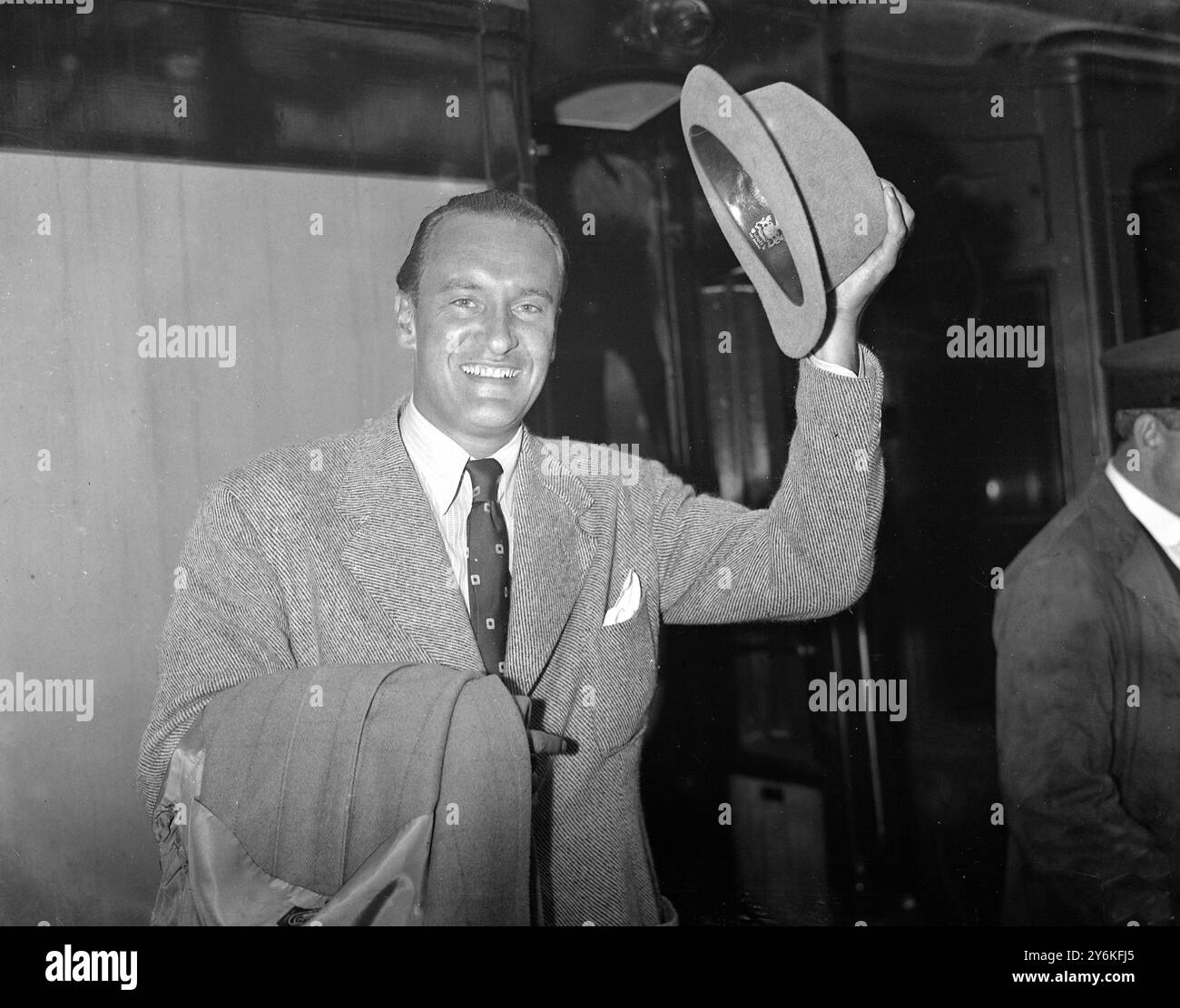 À Waterloo Station - George Sandars, film Star. (3 juillet 1906 - 25 avril 1972) acteur de cinéma et de télévision anglais récompensé par un Oscar - photo le 18 juillet 1938. © TopFoto Banque D'Images