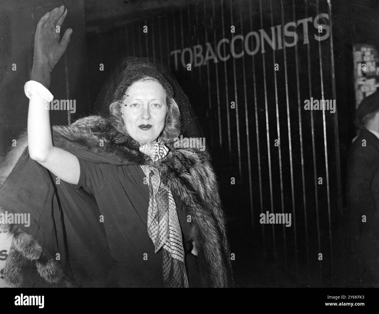 À la gare de Waterloo, Mlle Peggy Hopkins Joyce. (26 mai 1893 - 12 juin 1957) actrice et célébrité américaine, célèbre autant pour ses nombreux mariages avec des hommes riches, ses divorces colorés, ses affaires scandaleuses et son style de vie généralement somptueux que pour son travail sur scène ou à l'écran. 18 juillet 1938 © TopFoto Banque D'Images