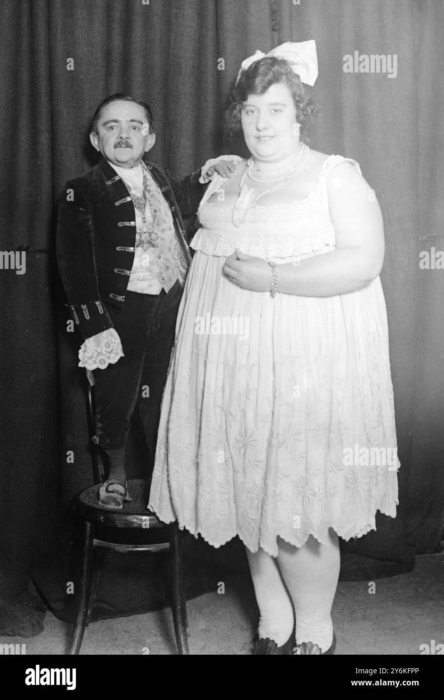 Nain épouse la grosse Dame M. Robert Goudin le nain et Miss Ruby Trixy une des grosses dames à la foire 1923 Banque D'Images