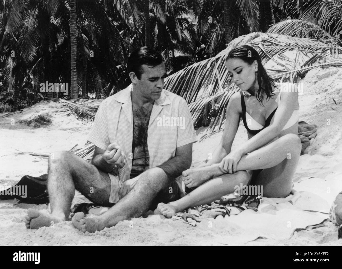 Sean Connery - acteur écossais de Thunderball avec la co-star Claudine Auger sur la plage - 19 avril 1965 ©TopFoto Banque D'Images
