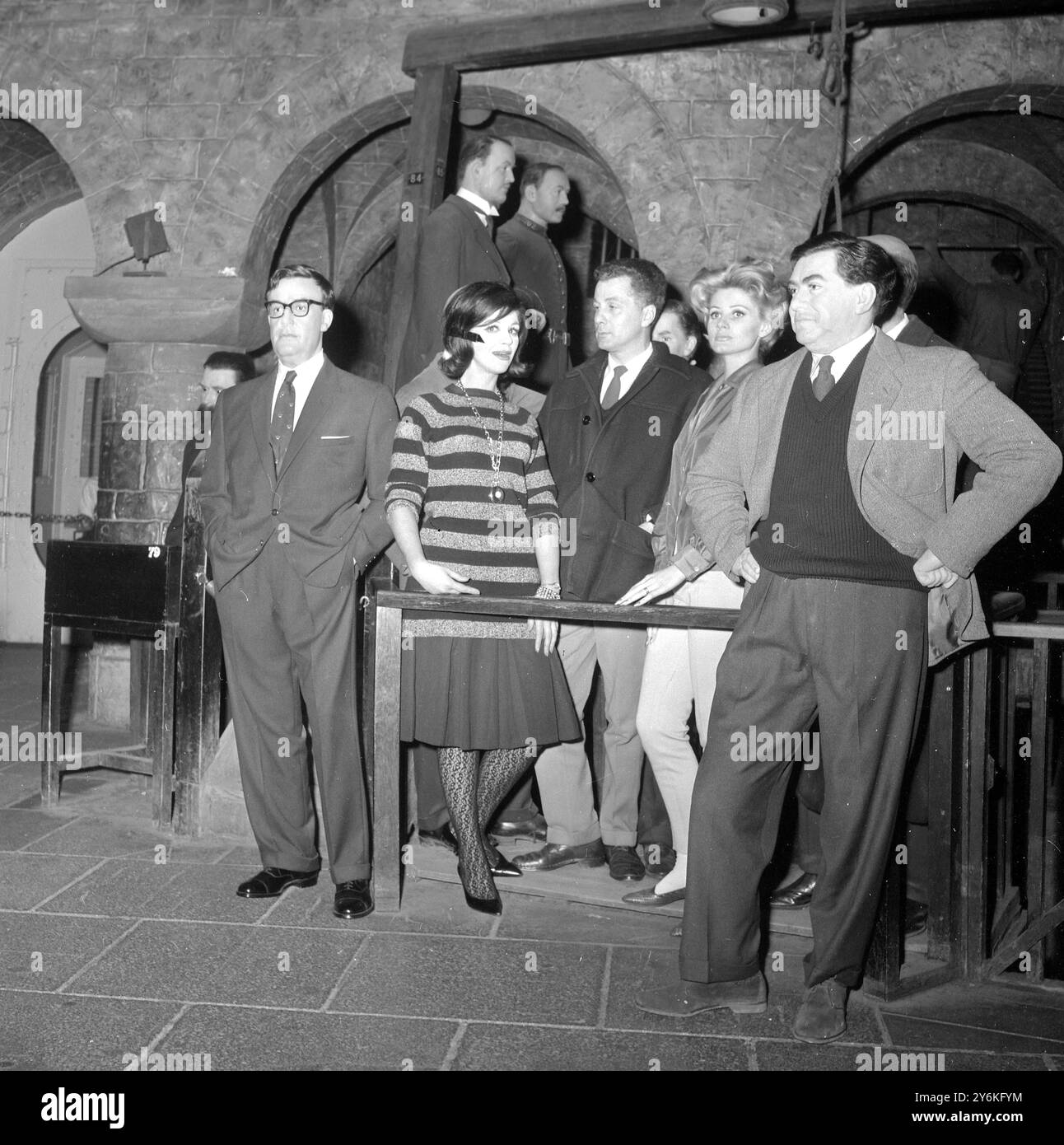 Londres : «entouré d'hommes célestes, chéri», c'est ce que l'actrice Fenella Fielding (pull rayé) semble dire lorsqu'elle a visité Madame Tussauds Waxworks - section Chambre des horreurs - aujourd'hui, mais les deux personnages, gauche et extrême droite, sont Peter Sellers et Antony Hancock, esq., fabriqués en cire, tandis que les autres avec Fenella sont la vraie chose. L'acteur Alan Edwards (au centre) et l'actrice Jill Ireland. Les trois participent à la matinée de minuit le vieux mélodrame de Drury Lane, 'The Whip' qui est relancé au Metropolitan Theatre à Edwards Road à Londres le 16 mai. Vendeurs et Ha Banque D'Images