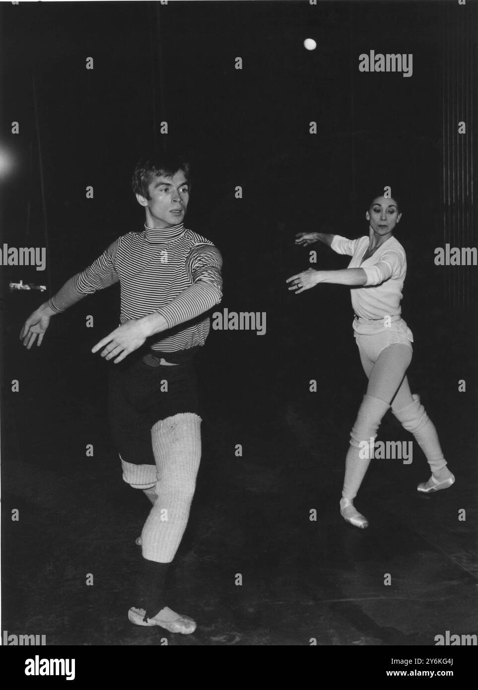 RUDOLF NUREYEV et MARGOT FONTEYN répètent Raymonda à Paris en novembre 1965 Banque D'Images