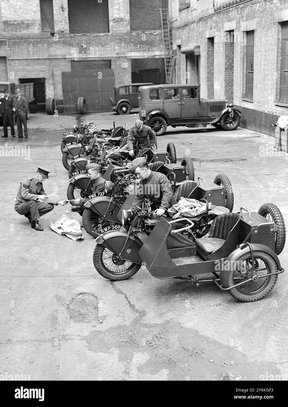 Le bataillon de motocyclisme Q.V.R. (Queen Victoria Rifles), se prépare à partir pour l'entraînement annuel, à Pimlico, Londres, le 22 juillet 1939 © TopFoto Banque D'Images