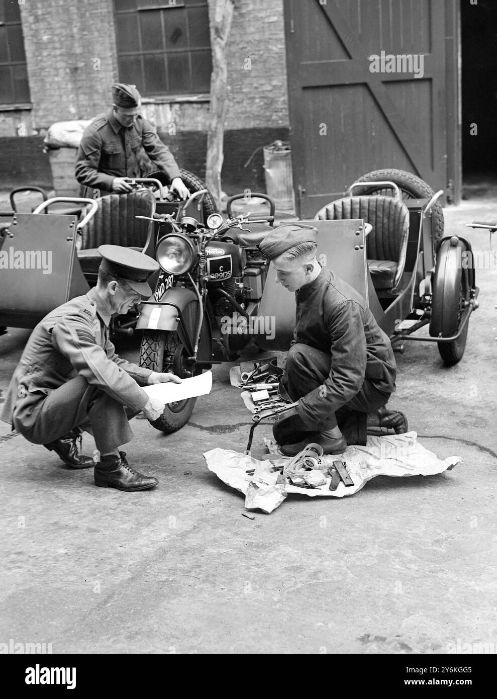 Le bataillon de motocyclisme Q.V.R. (Queen Victoria Rifles), se prépare à partir pour l'entraînement annuel, à Pimlico. 22 juillet 1939 © TopFoto Banque D'Images