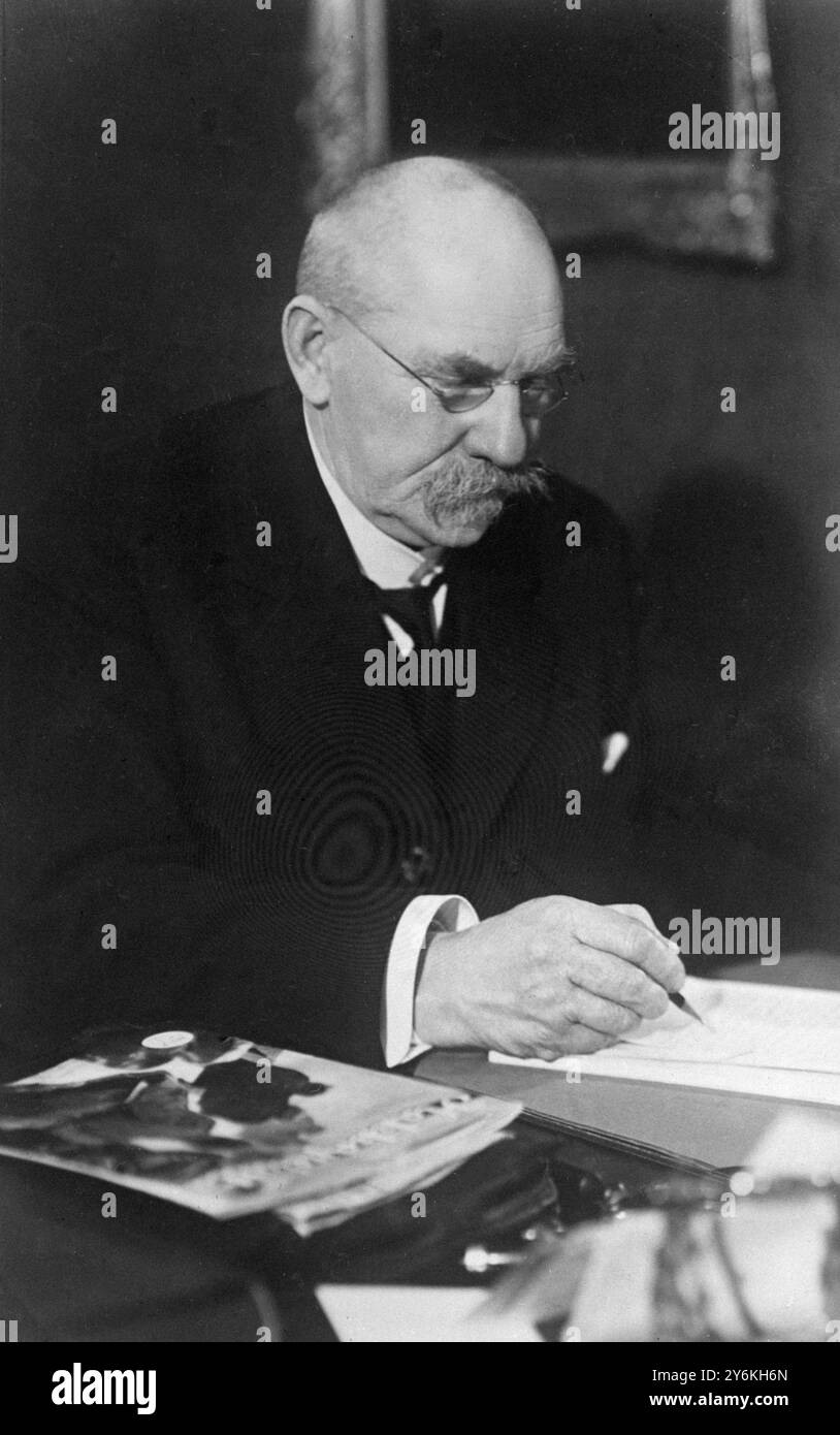 Pehr Evind Svinhufvud af Qvalstad photographié à son bureau en 1931 Président de la Finlande de 1931 à 1937. Avocat, juge et homme politique au Grand-Duché de Finlande, il joue un rôle majeur dans le mouvement pour l'indépendance de la Finlande. Svinhufvud a été le premier chef d'État préprésidentiel de la Finlande indépendante, d'abord en tant que président du Sénat, puis en tant que protecteur d'État ou régent. Il a également été premier ministre de 1930 à 1931. Crédit : TopFoto.co.uk Banque D'Images