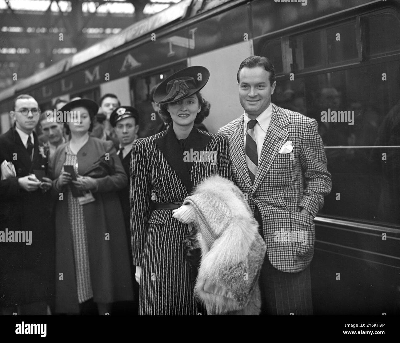 À Waterloo Station Bob Hope KBE (29 mai 1903 - 27 juillet 2003) était un artiste d'origine anglaise qui est apparu dans le vaudeville, à Broadway, à la radio, à la télévision, au cinéma, et lors de nombreuses tournées USO pour le personnel militaire américain et sa femme Dolores Hope (née le 27 mai 1909) est une chanteuse, philanthrope. 7 août 1939 © TopFoto Banque D'Images