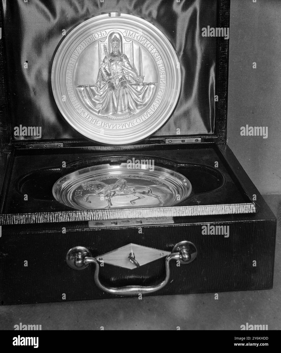 Le nouveau Grand Sceau d'Angleterre pour le règne de George VI les sceaux sont gravés à la monnaie royale à partir des modèles de M. G. Kruger Gray. Les joints sont en argent massif. Autrefois, la cire à cacheter était utilisée pour les empreintes de phoque, mais maintenant un produit moderne de bakélite a pris sa place. Les moulages en plâtre (côte à côte) - 26 février 1938 © TopFoto Banque D'Images