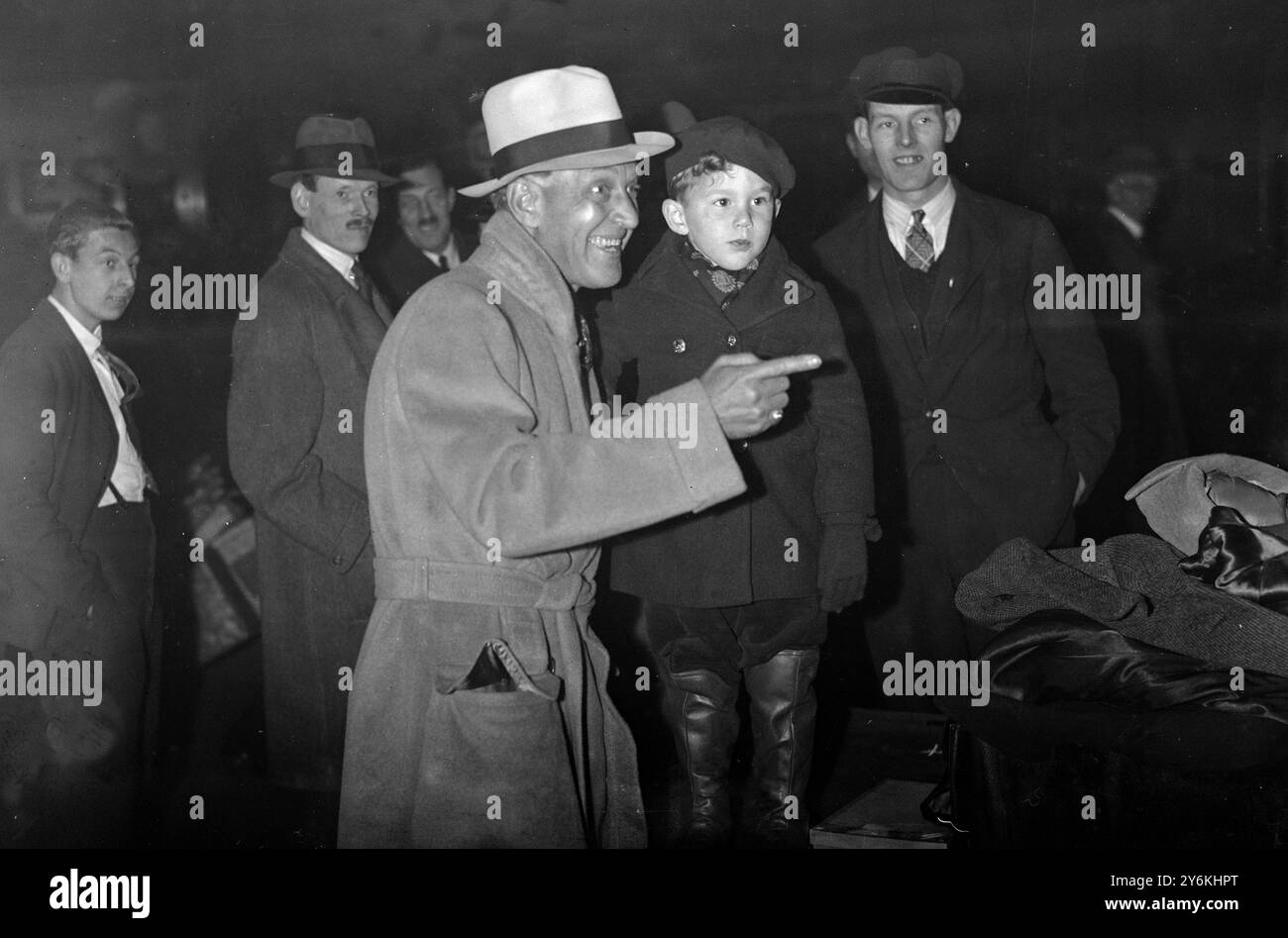 A Waterloo Station à l'arrivée de New York : Otto Kruger, la star de cinéma, et David, fils de Harry Green, le comédien, le 2 novembre 1937 © TopFoto Banque D'Images