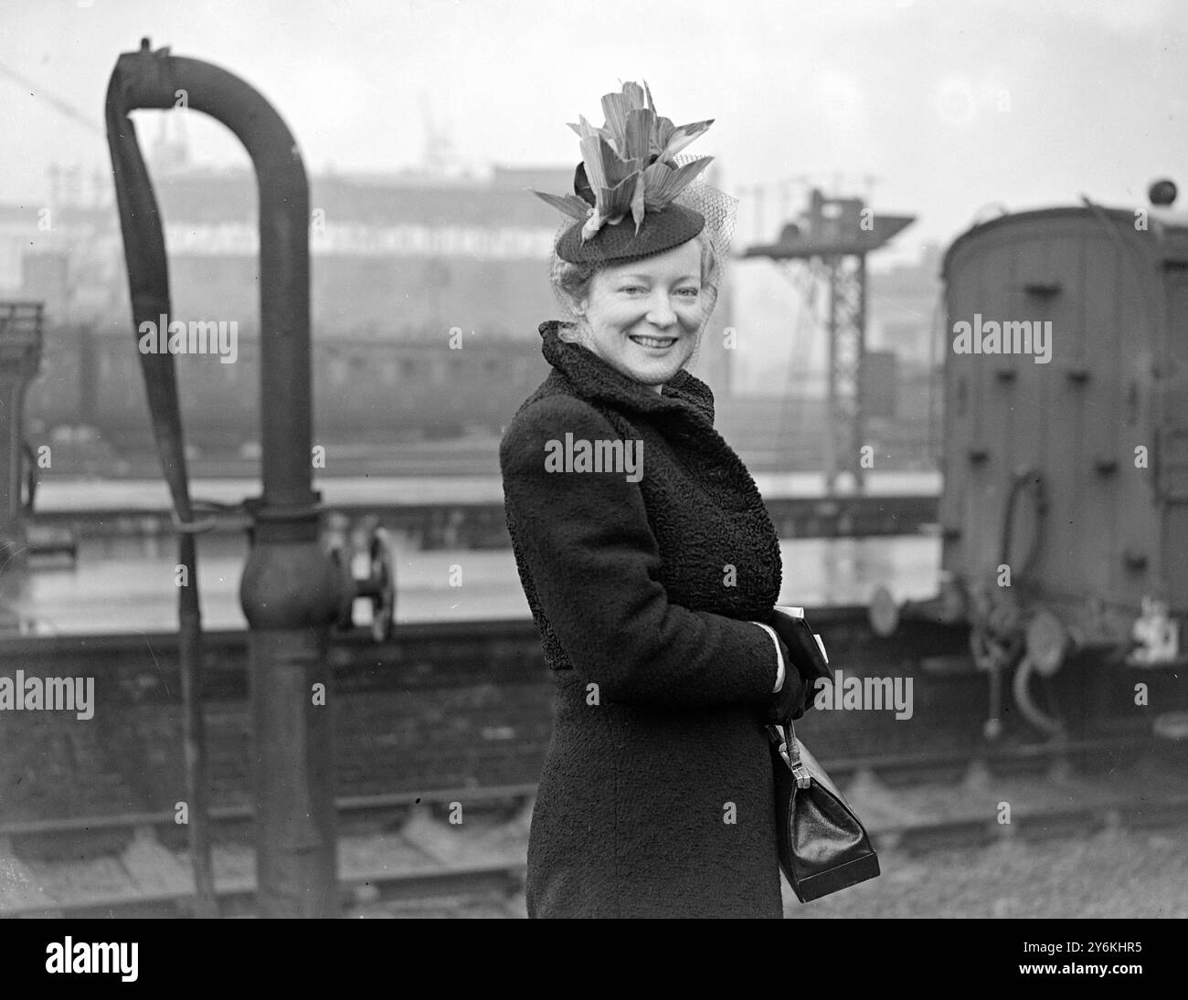 A Waterloo Station départ pour les Etats-Unis Miss Peggy Wood l'actrice bien connue. Peggy Wood (9 février 1892 - 18 mars 1978), née Mary Margaret Wood, est une actrice américaine de scène, de cinéma et de télévision nominée aux Oscars. 10 décembre 1938 © TopFoto Banque D'Images