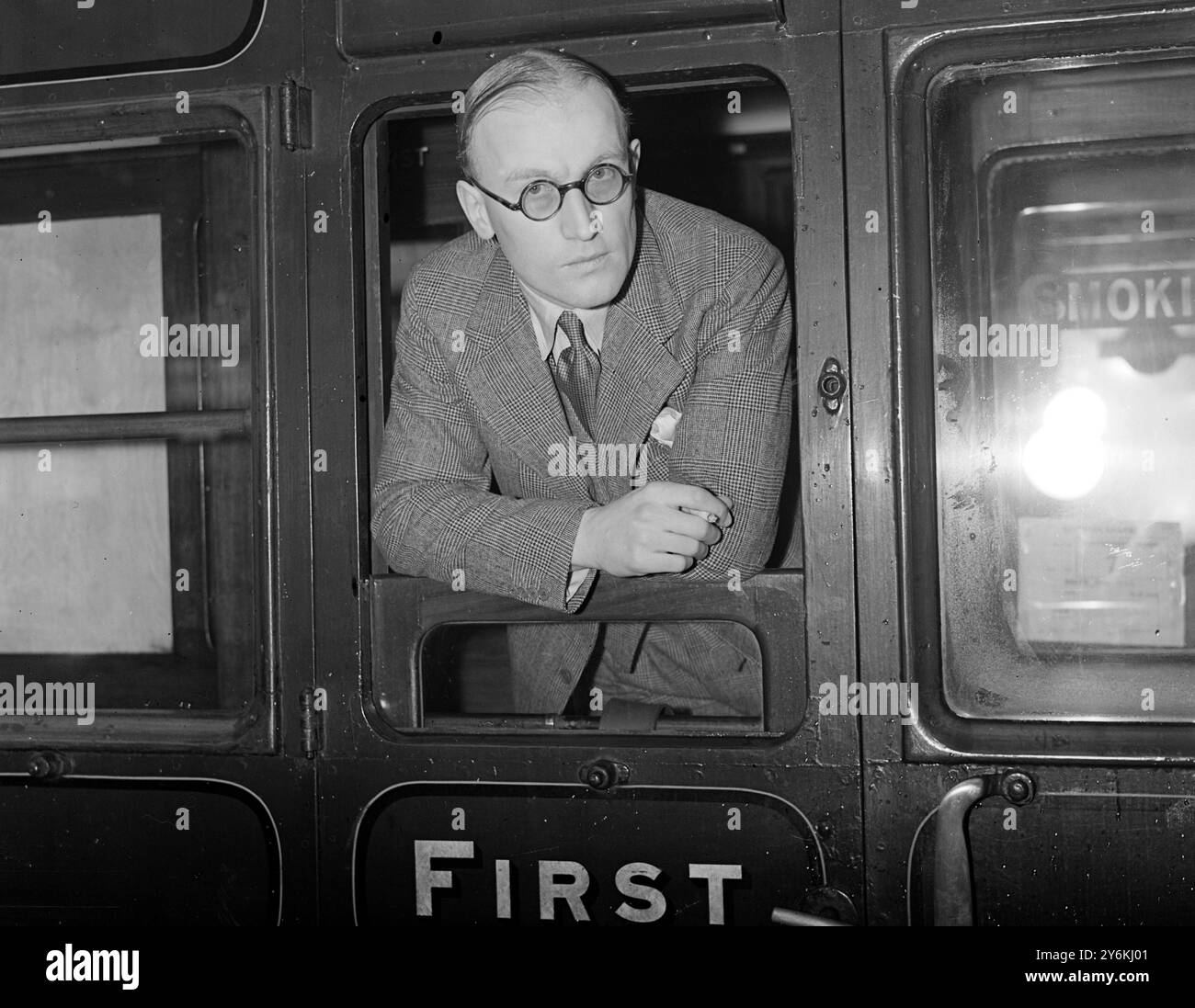 M. J. Crease (directeur général de John Brown and Co, bâtisseurs de 'Queen Mary' vu quitter la gare de Waterloo pour les États-Unis le 5 février 1938 © TopFoto Banque D'Images