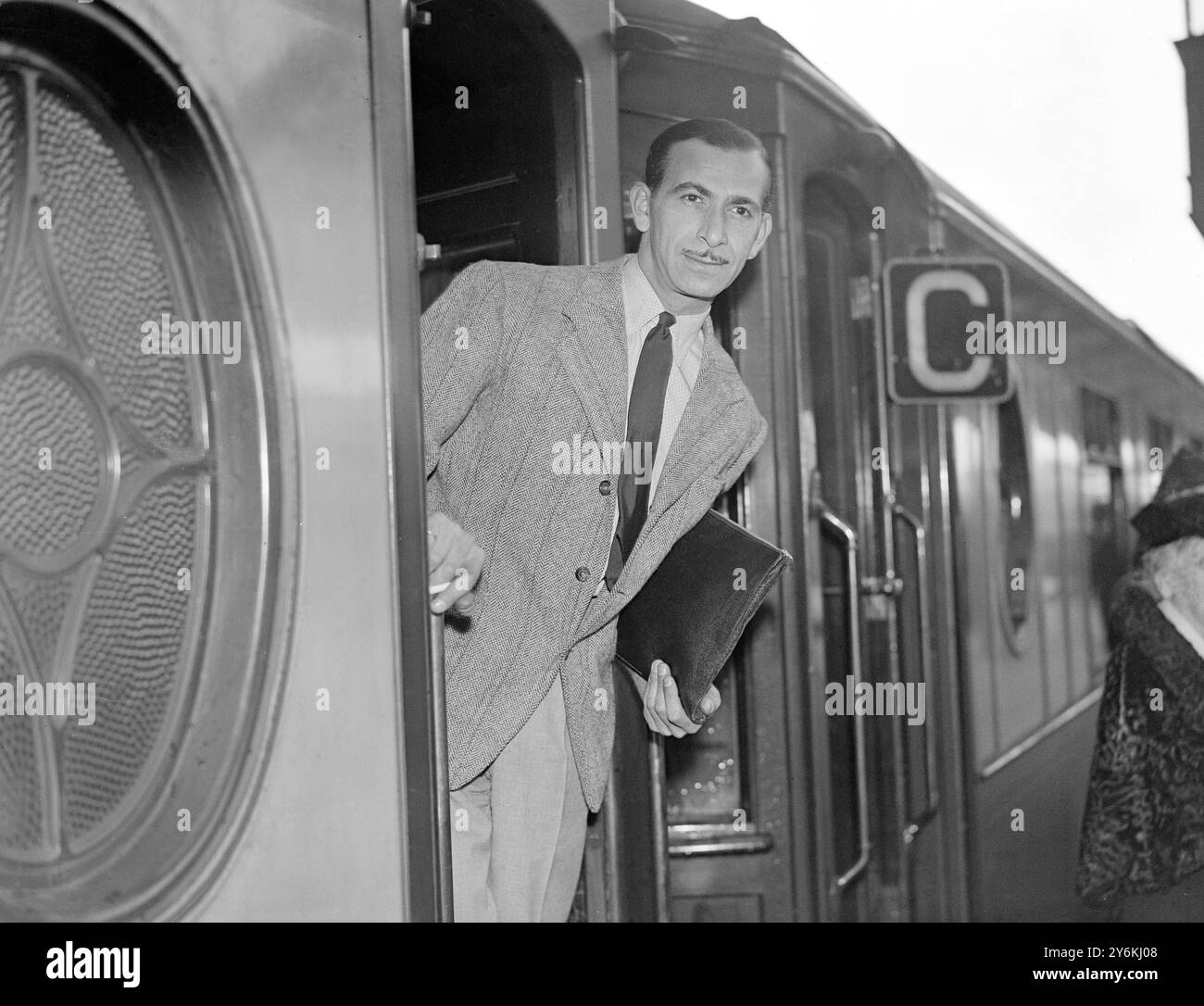 À Waterloo Station - M. Maurice Winnick, le chef de orchestre de danse, fait partie des passagers attendus de Southampton dans le Cunard White Star Liner 'Berengaria' pour New York - 22 septembre 1937 © TopFoto Banque D'Images