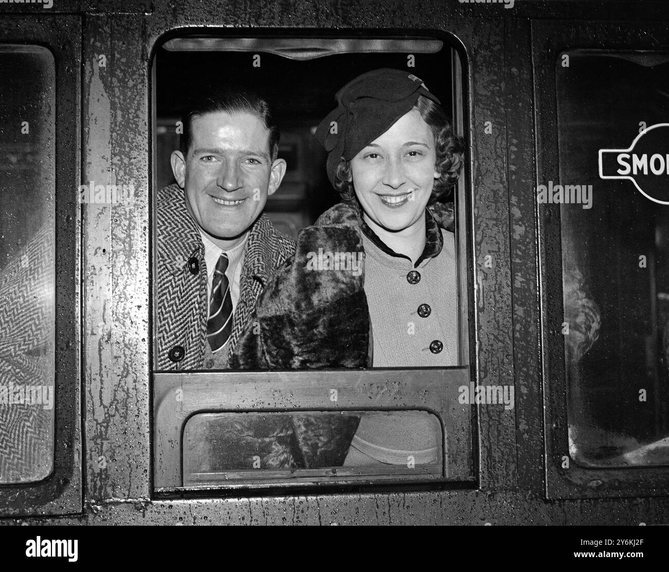 Ted Ray comédien anglais et sa femme, Sybil Stevens, danseuse, quittant Waterloo Station pour l'Afrique du Sud le 5 février 1937 - Ted Ray (21 novembre 1905 - 8 novembre 1977) (de son vrai nom Charles Olden) était un comédien anglais populaire des années 1950 et 1960 © TopFoto Banque D'Images