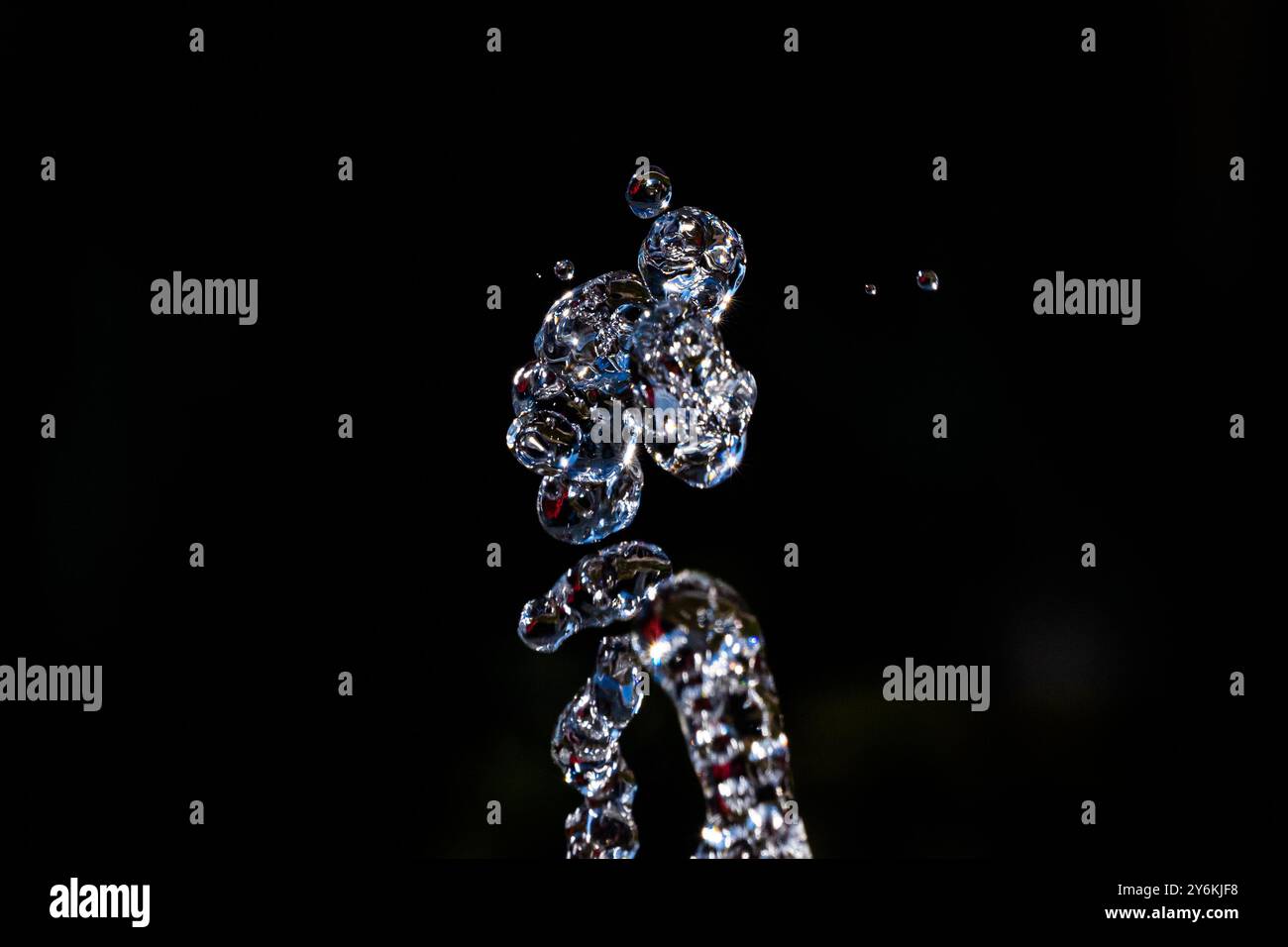 Gouttes d'eau dans un fond sombre Banque D'Images