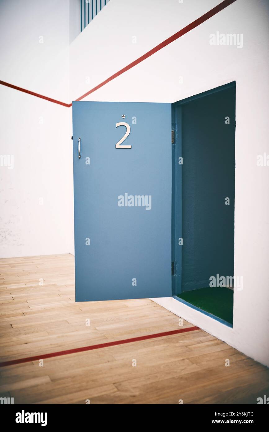 Sport, vide ou porte de court pour squash, activité ou ouvert pour disponibilité dans le centre de fitness. Racquetball, intérieur ou deuxième entrée dans la salle de gym Banque D'Images