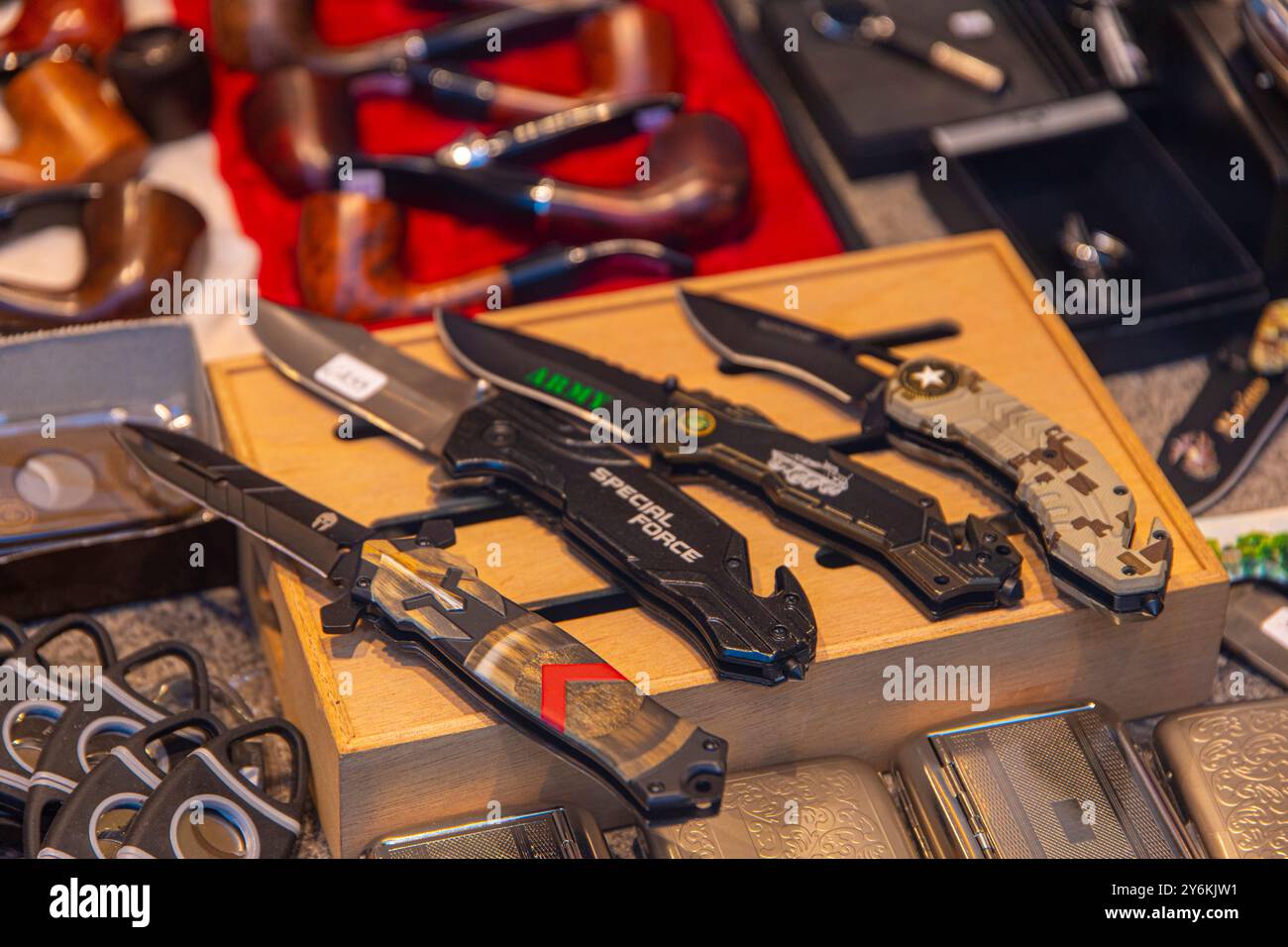 Europe, Belgique, Flandre occidentale. Bruges. Couteaux Banque D'Images