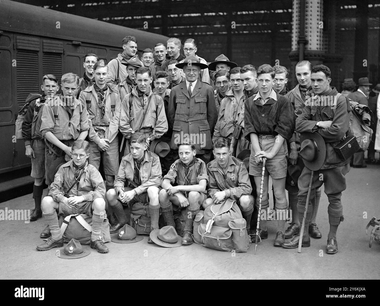 À Waterloo Station - Dr G.F. Morton (directeur) avec un groupe de garçons de leeds Boys Modern School quand ils sont partis pour le Canada dans une aventure de trekking dans les Laurentides le 22 juillet 1936. ©TopFoto Banque D'Images