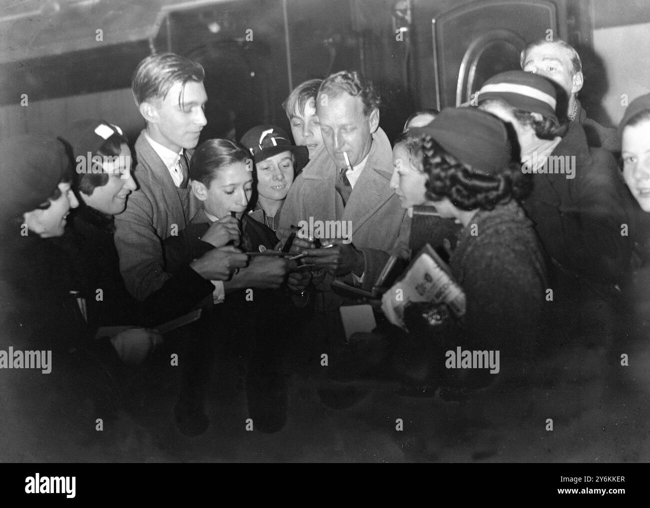 Otto Kruger, la star de l'écran, assiégé par des chasseurs d'autographes à la gare de Waterloo le 15 novembre 1935 © TopFoto Banque D'Images