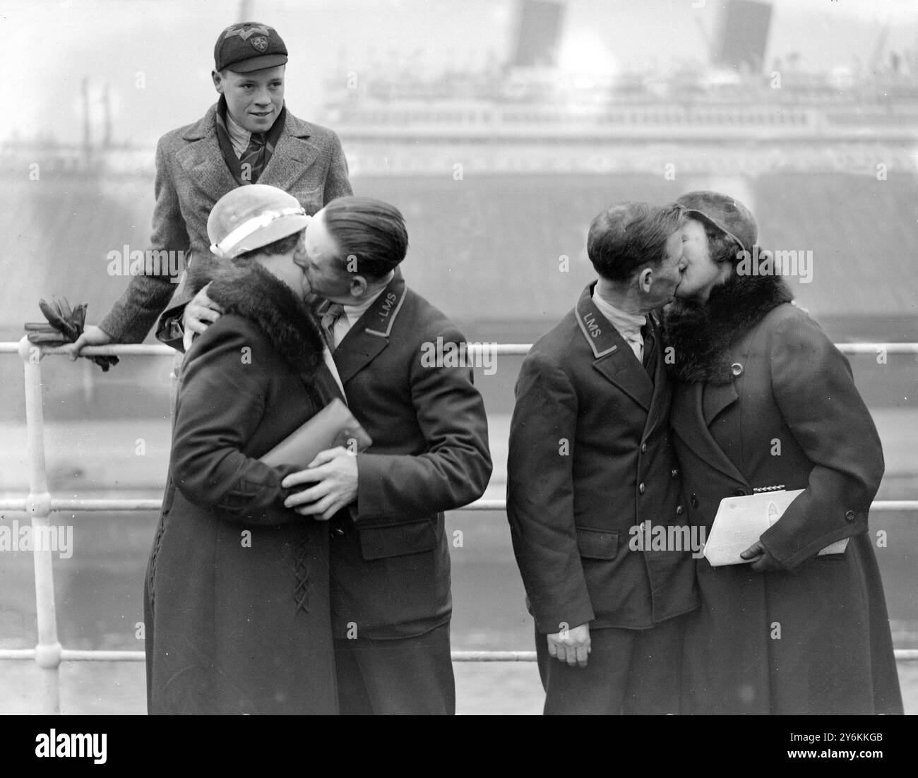 Retour de 'Royal Scot' à Tilbury. À gauche, le pompier John Jackson et sa femme, et à droite, le pompier Tom Blackett et Mme Blackett, avec Master Blackett également montré 1933 Banque D'Images