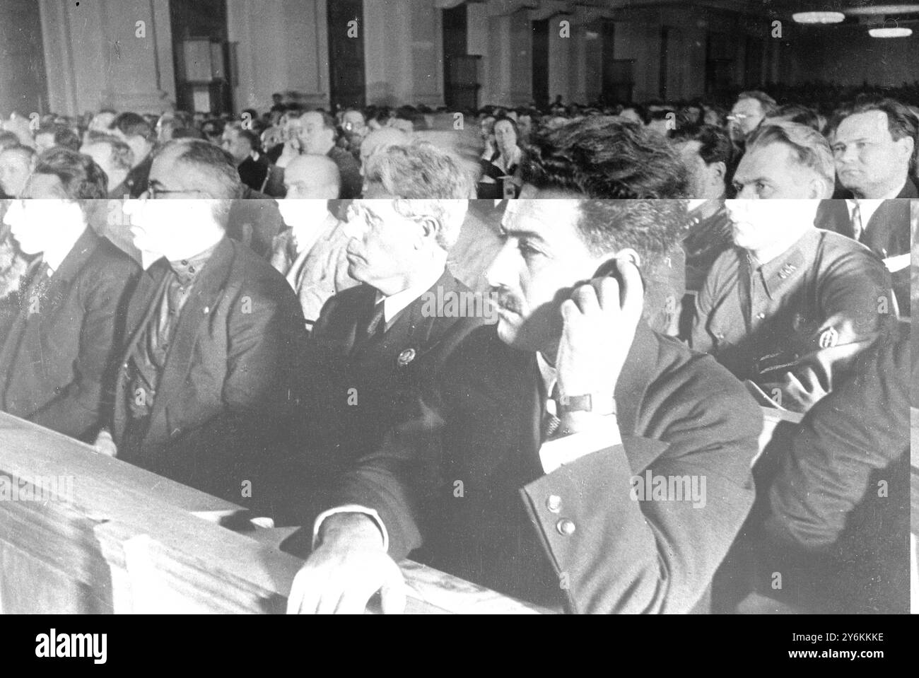 le parlement soviétique a sa première session à Moscou. Les deux chambres du premier Parlement soviétique récemment élu en vertu de la nouvelle constitution, se sont réunies pour la première fois en session conjointe en tant que Conseil suprême au Palais du Kremlin. Députés de la République soviétique d'Azerbaïdjan dans la salle de conférence. De droite à gauche, Taïmur Iman Kuliev, vice-président du Conseil des commissaires d'Azerbaïdjan : l'académicien Ivan Gubkin, et DJafar Bagirov, secrétaire du Comité central du Parti communiste d'Azerbaïdjan. . 17 janvier 1938 Banque D'Images