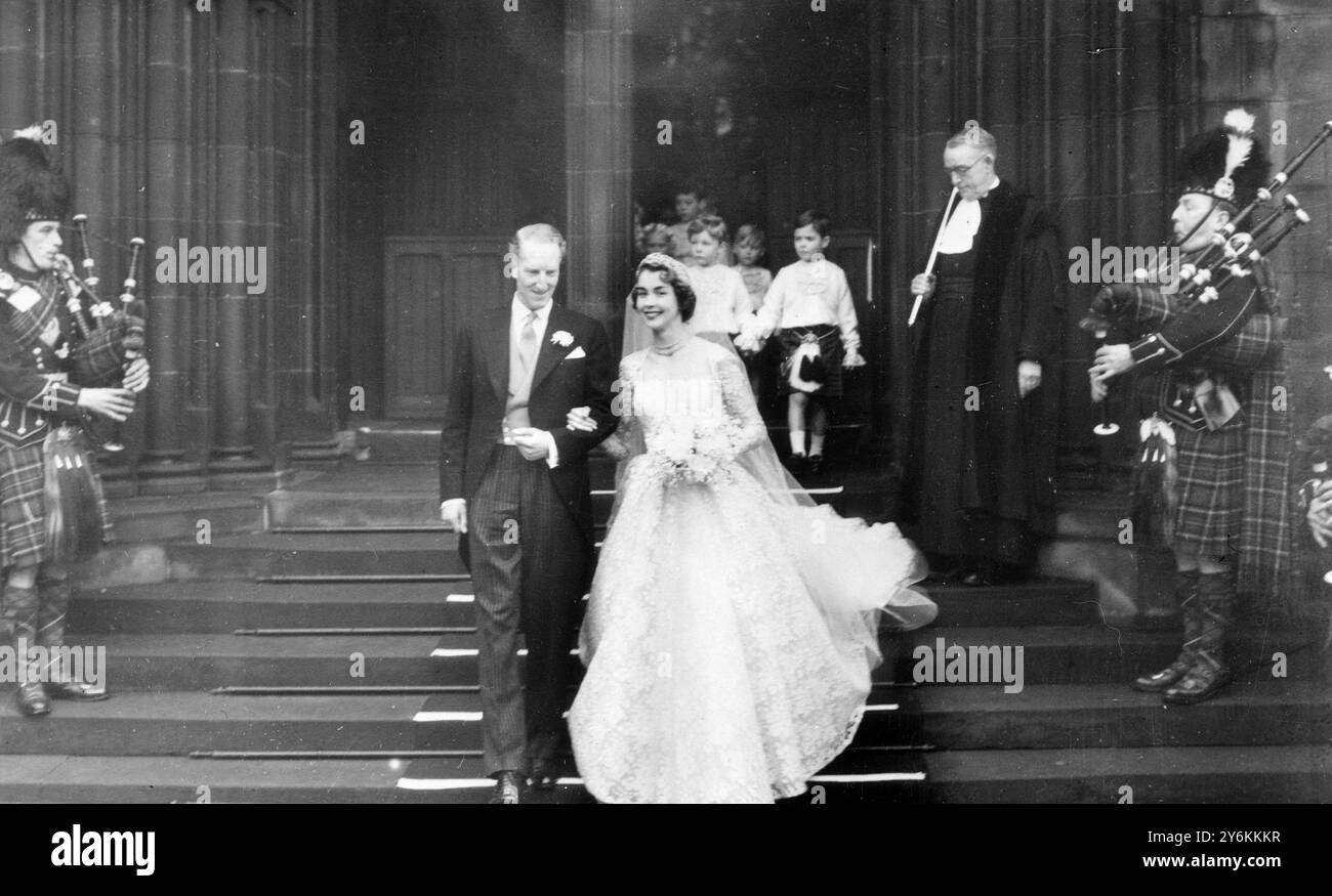 Édimbourg : Pipers incarne le comte de Dalkeith, 29 ans, et son épouse, Miss Jane McNeil 22 ans, quitte la cathédrale de Giles après leur mariage. La reine, le duc d'Édimbourg et la princesse Margaret étaient parmi les invités. 11 janvier 1953. Banque D'Images