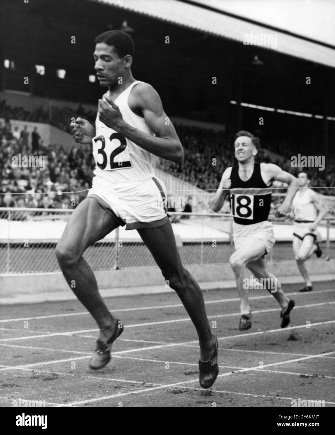 Arthur Wint progresse vers la victoire dans la finale des 440 yards du championnat de 1952 de l'Association athlétique amateur au stade White City. 21 juin 1952 Banque D'Images