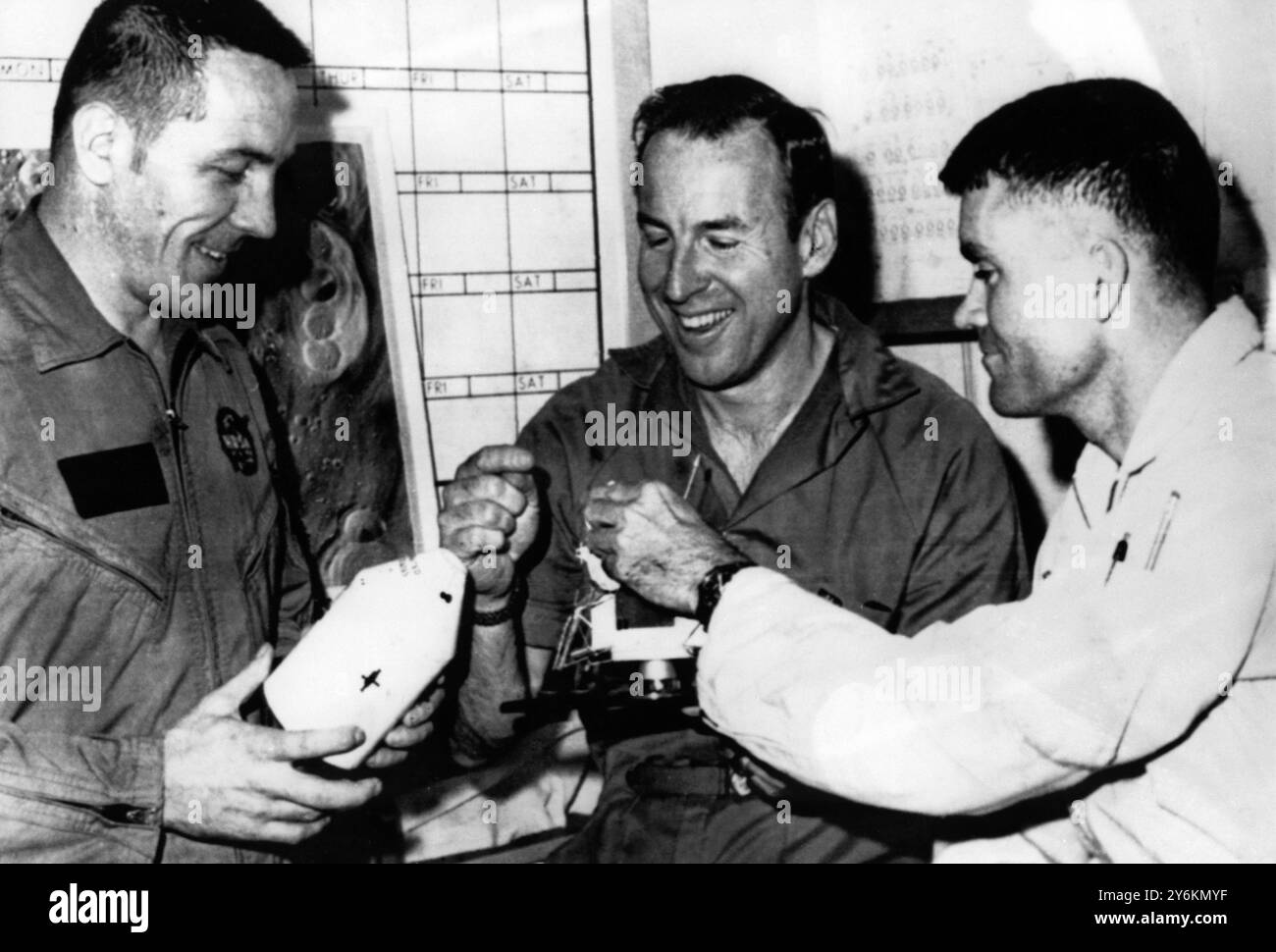 Un problème électrique à bord de l' Apollo 13 hier , a exclu sa tentative d'atterrissage sur la Lune et d'utiliser un système d'urgence pour retourner sur terre . Astronautes James Lovell (au centre) . Fred Haise (à droite) et Jack Swigert , montré sur la photo prise le 9 avril vont se rassembler dans l'atterrisseur à deux hommes , balancer autour de l'arrière de la lune , puis tirer les moteurs de descente de l'atterrisseur pour exploser dans un chemin de retour. Mission Control maintient que les astronautes n'étaient pas en danger immédiat malgré la grave défaillance électrique et une fuite d'oxygène dans le module de commande le 14 avril 1970 Banque D'Images